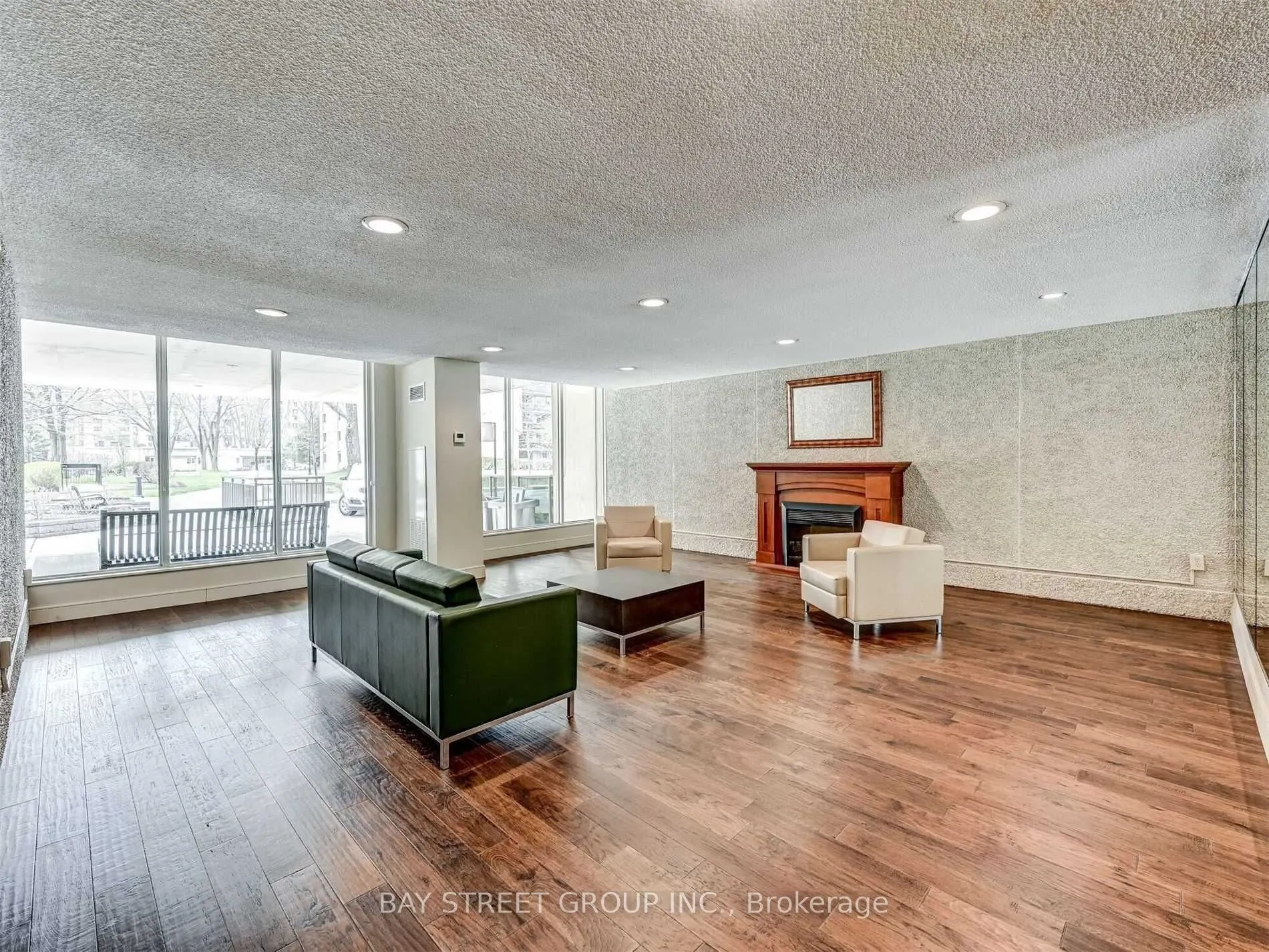 812 Burnhamthorpe Road, #2009