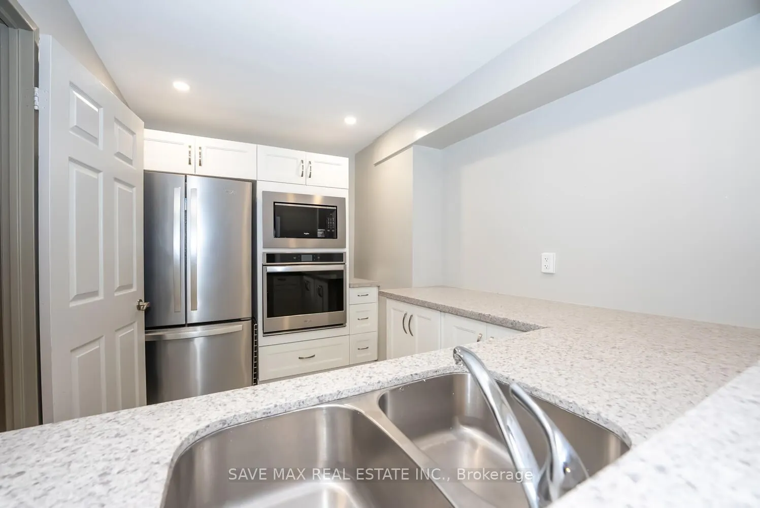 350 Rathburn Rd Road W, #904