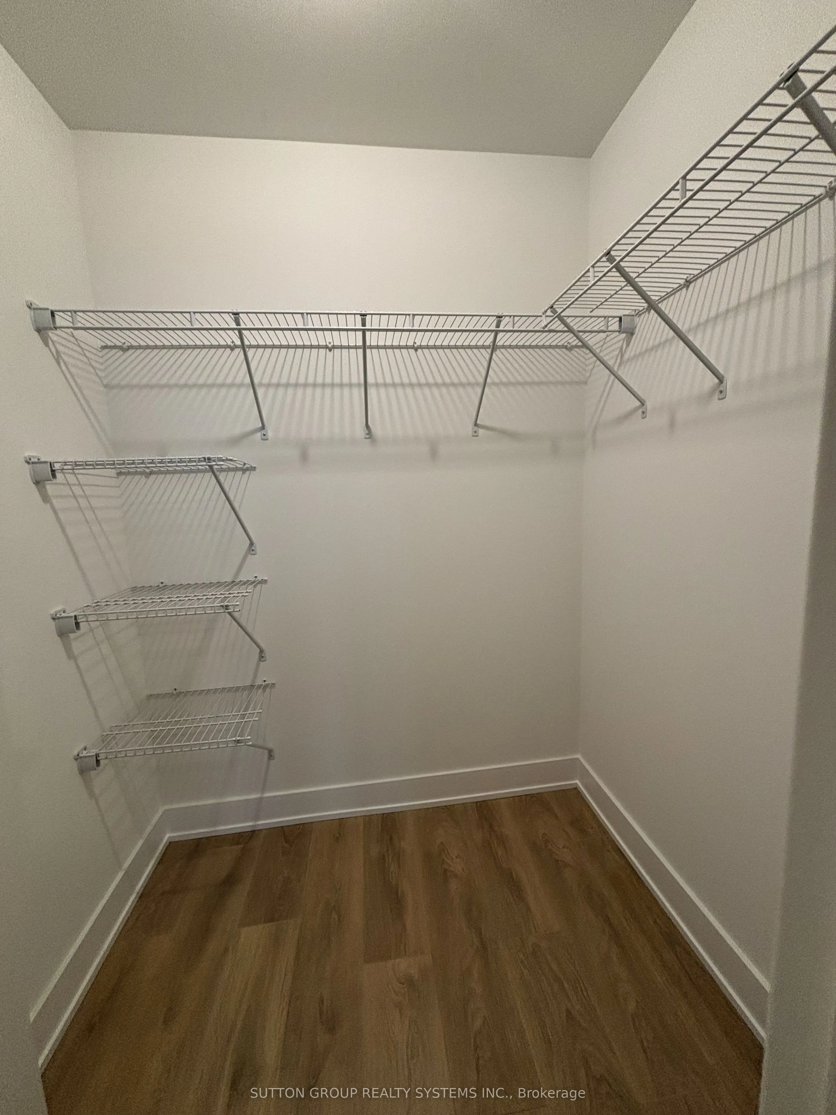 204 Burnhamthorpe Road E, #903