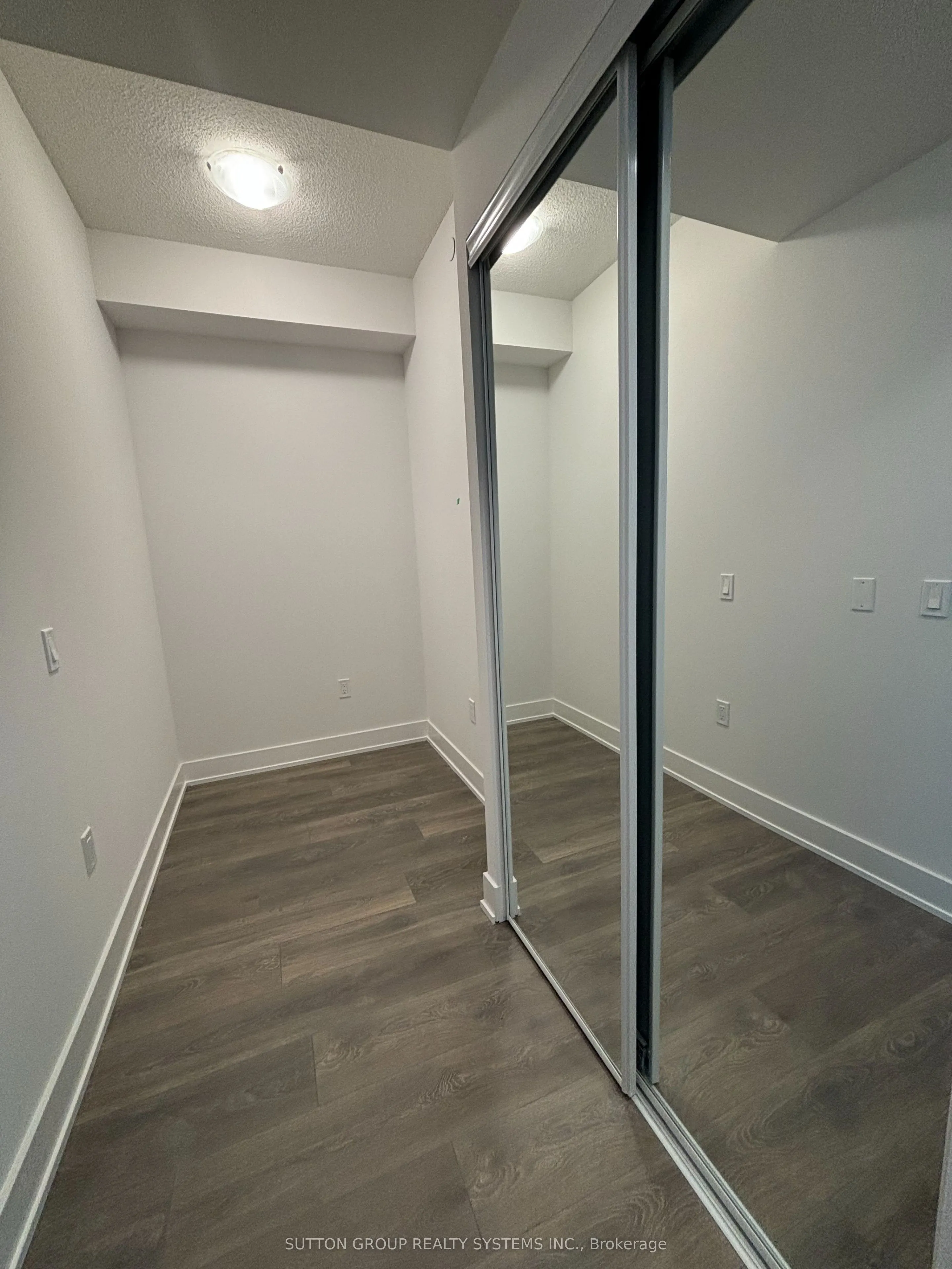 204 Burnhamthorpe Road E, #903