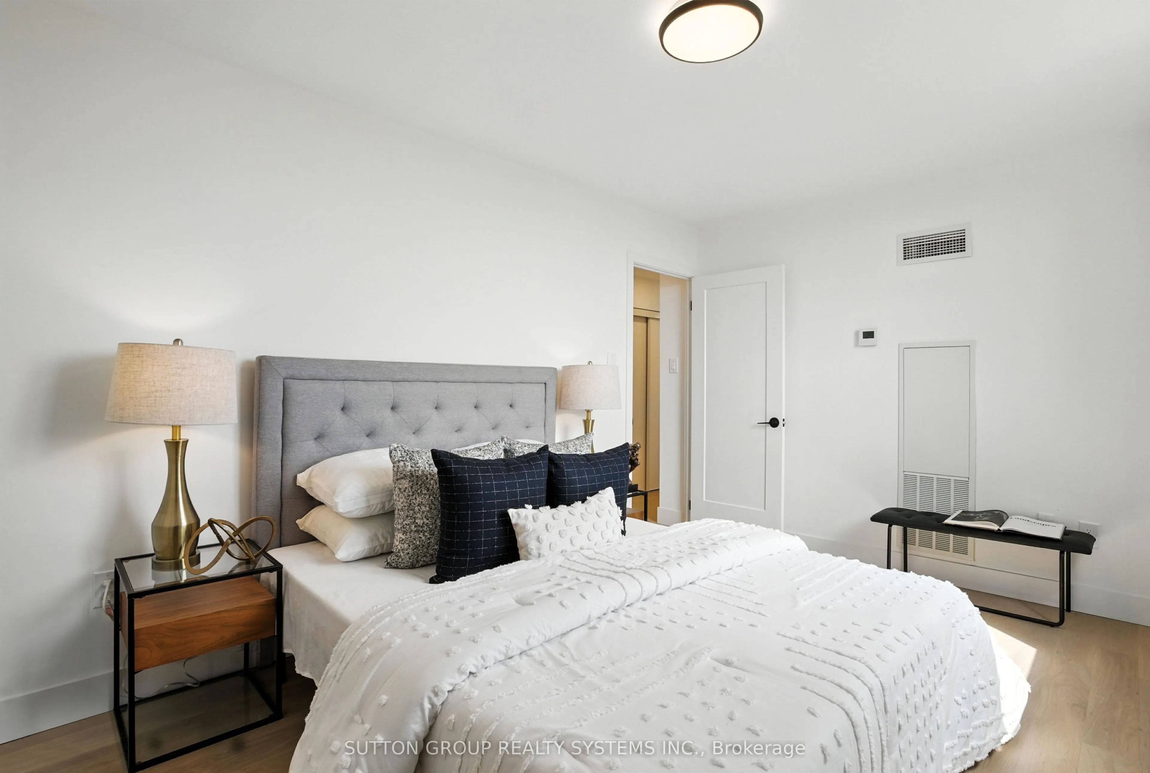812 Burnhamthorpe Road, #907