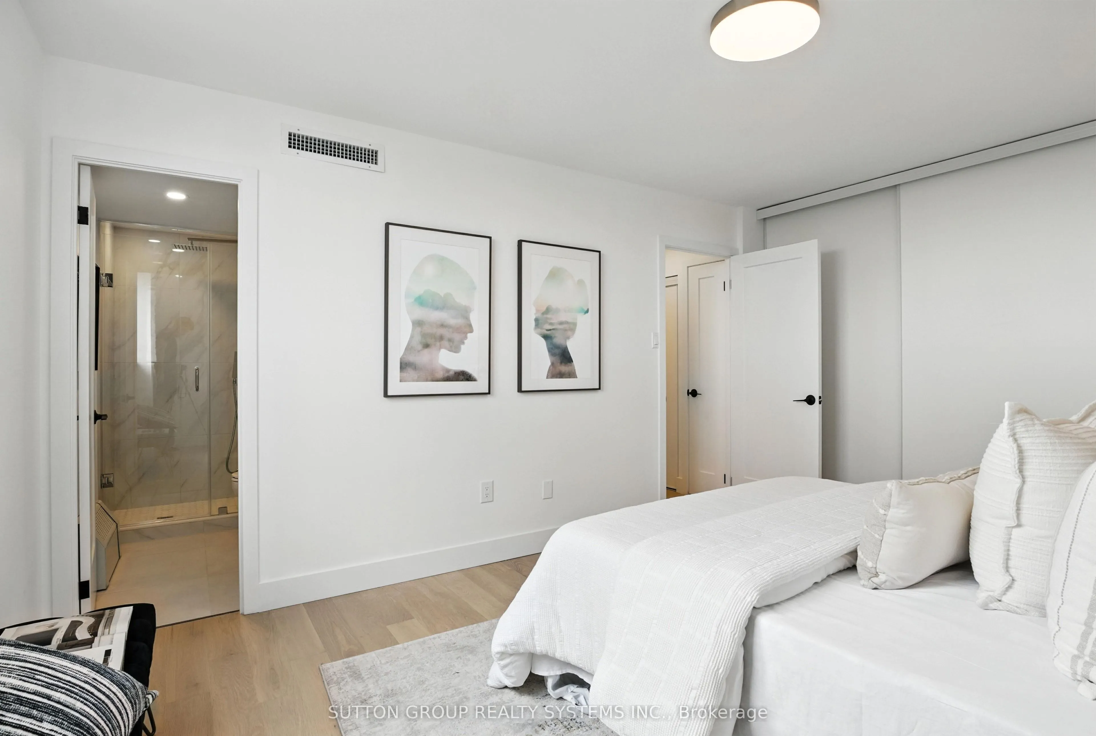 812 Burnhamthorpe Road, #907