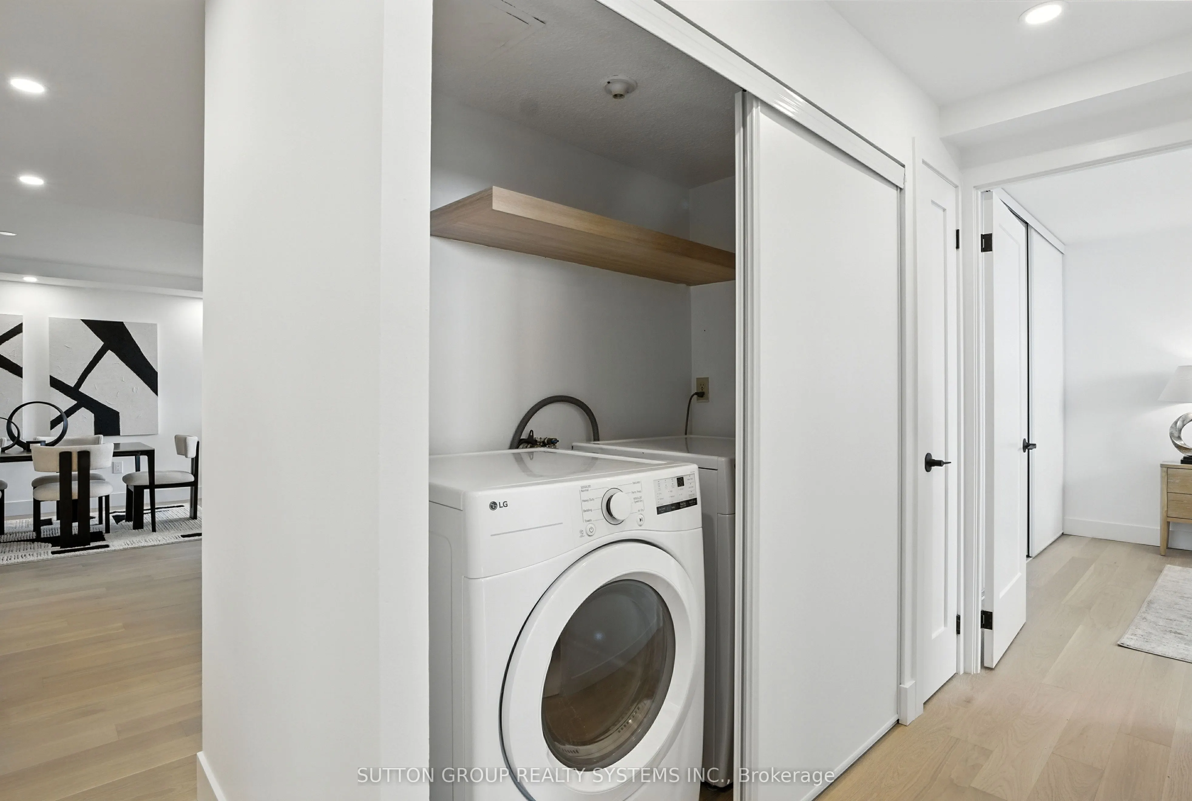 812 Burnhamthorpe Road, #907