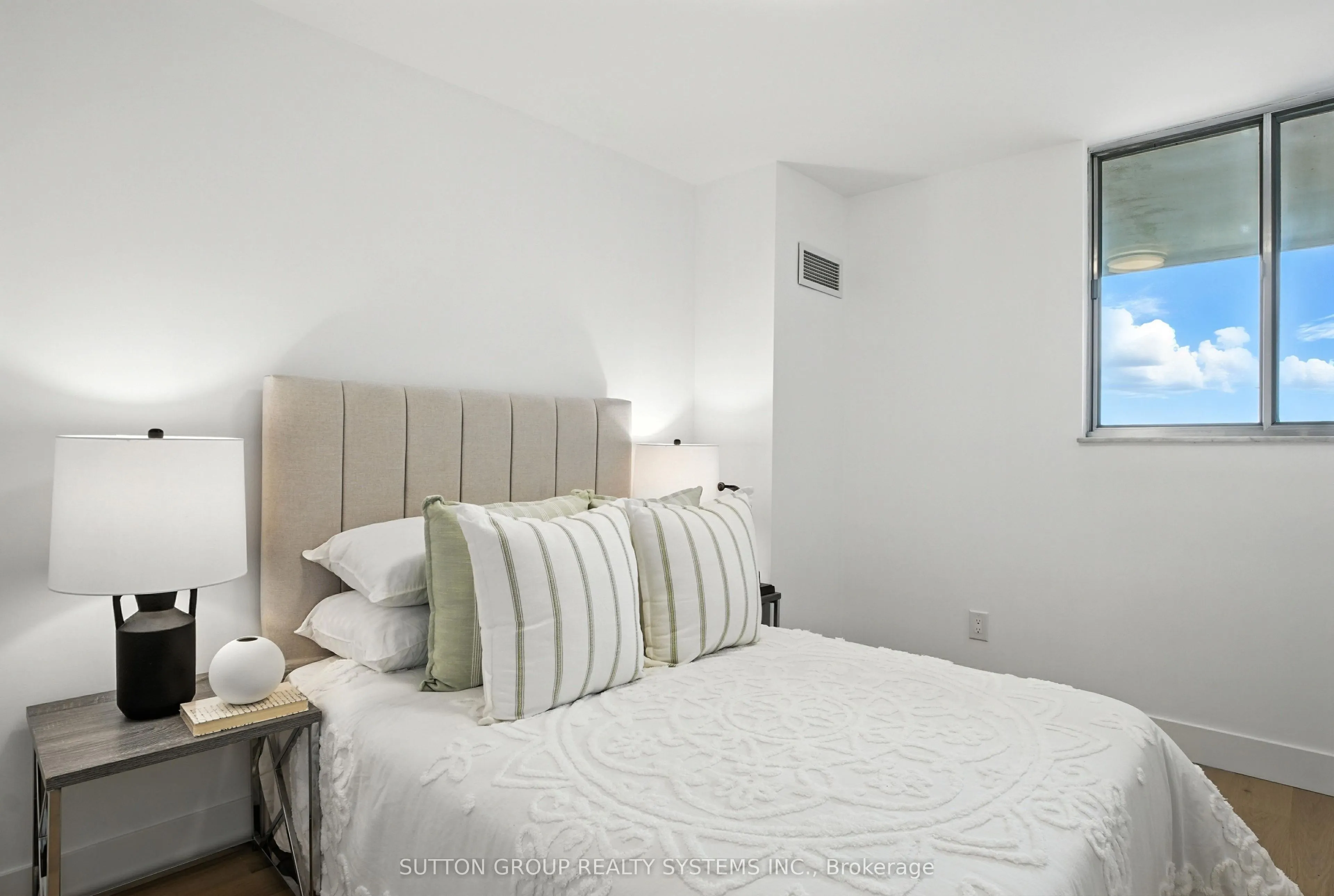812 Burnhamthorpe Road, #907