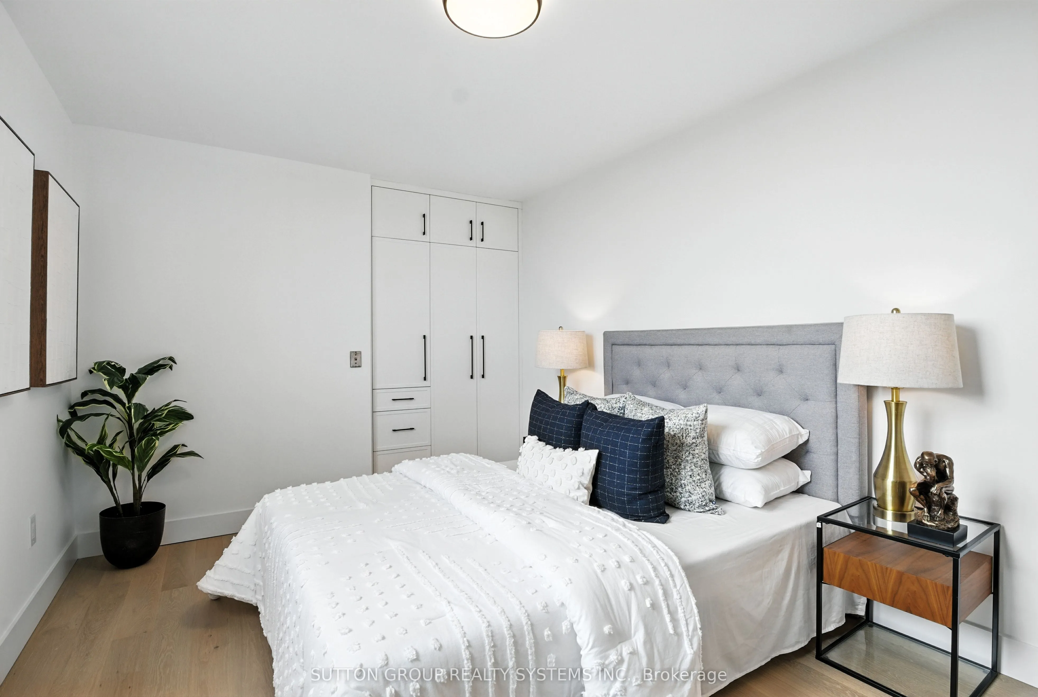 812 Burnhamthorpe Road, #907