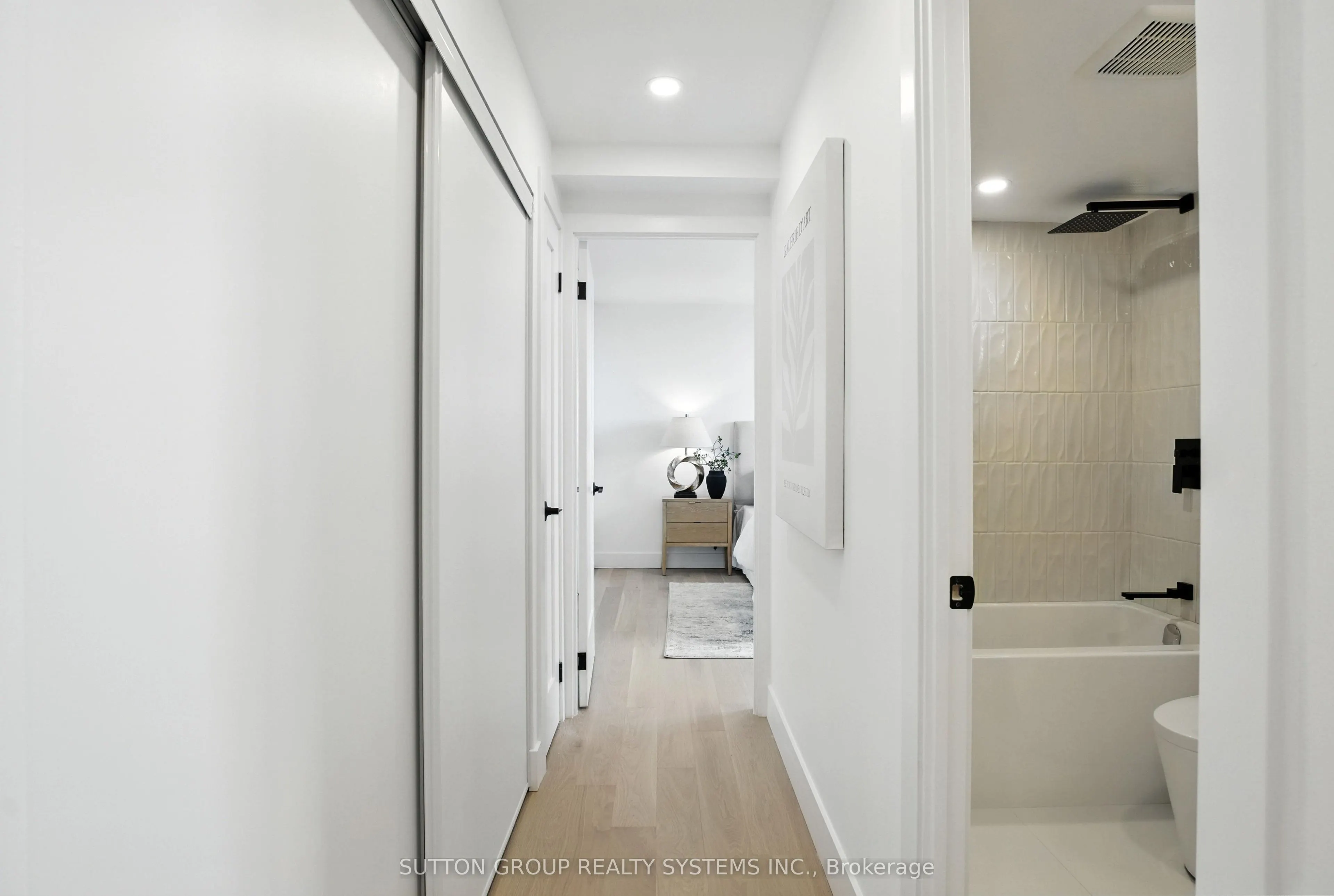 812 Burnhamthorpe Road, #907