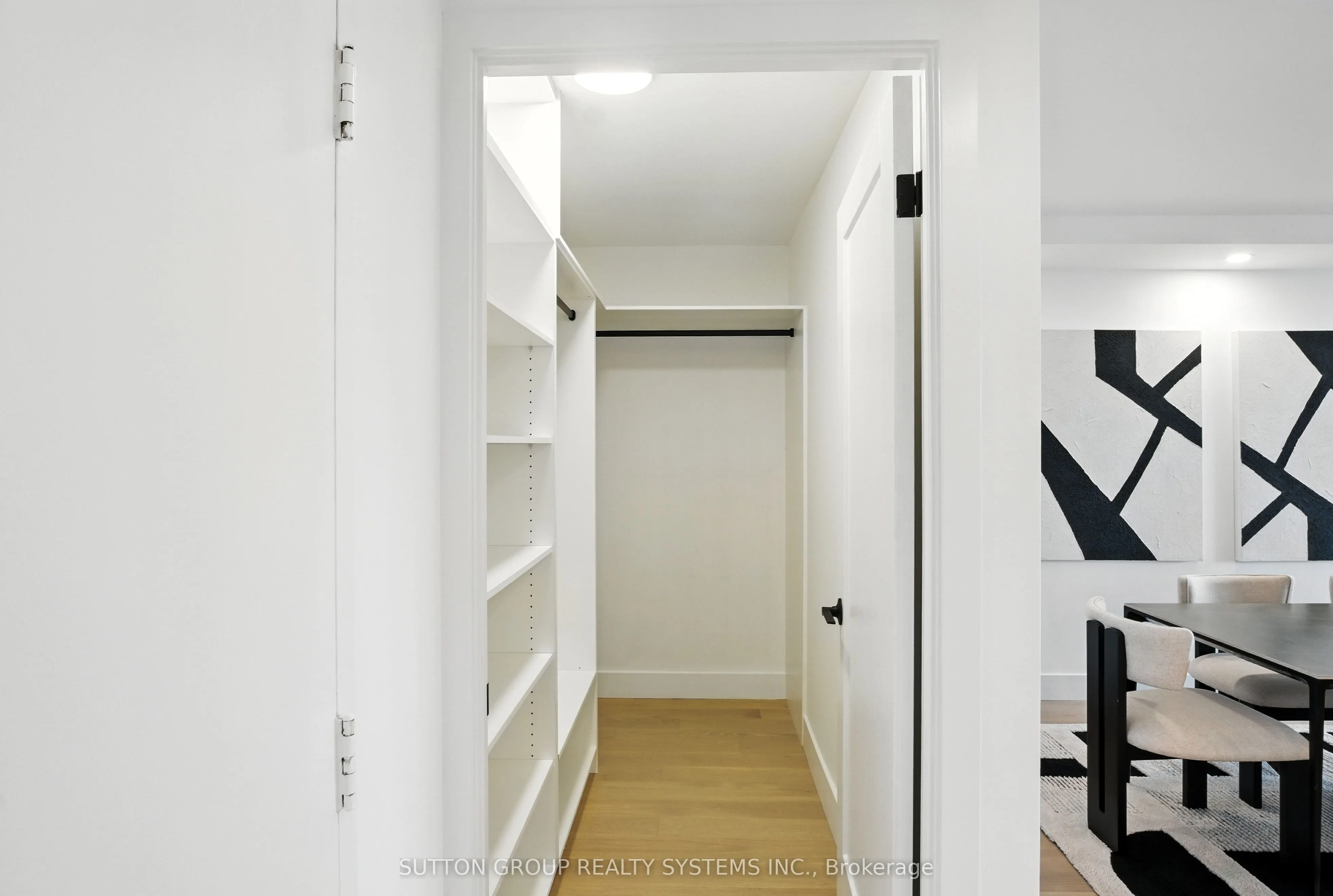 812 Burnhamthorpe Road, #907