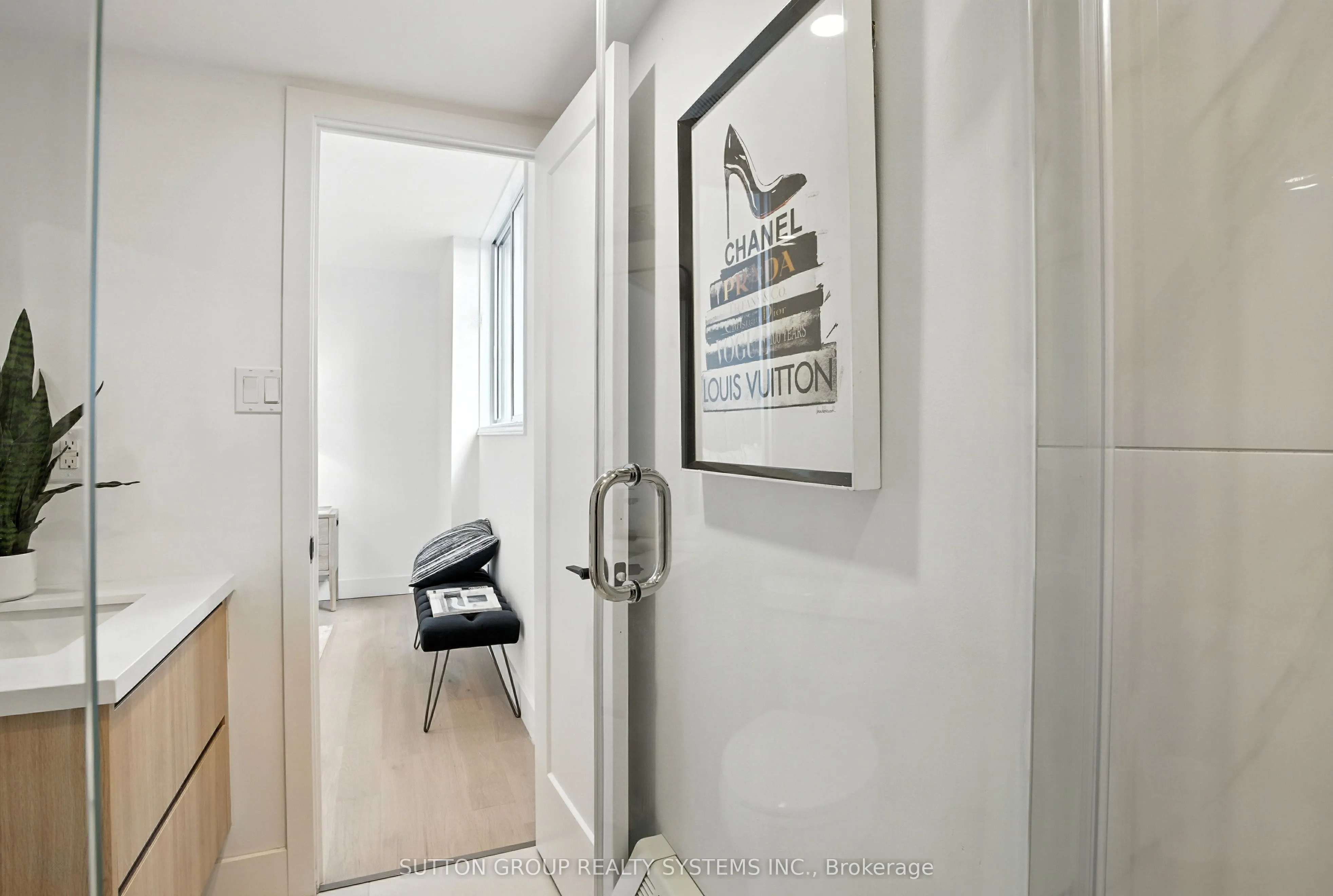 812 Burnhamthorpe Road, #907