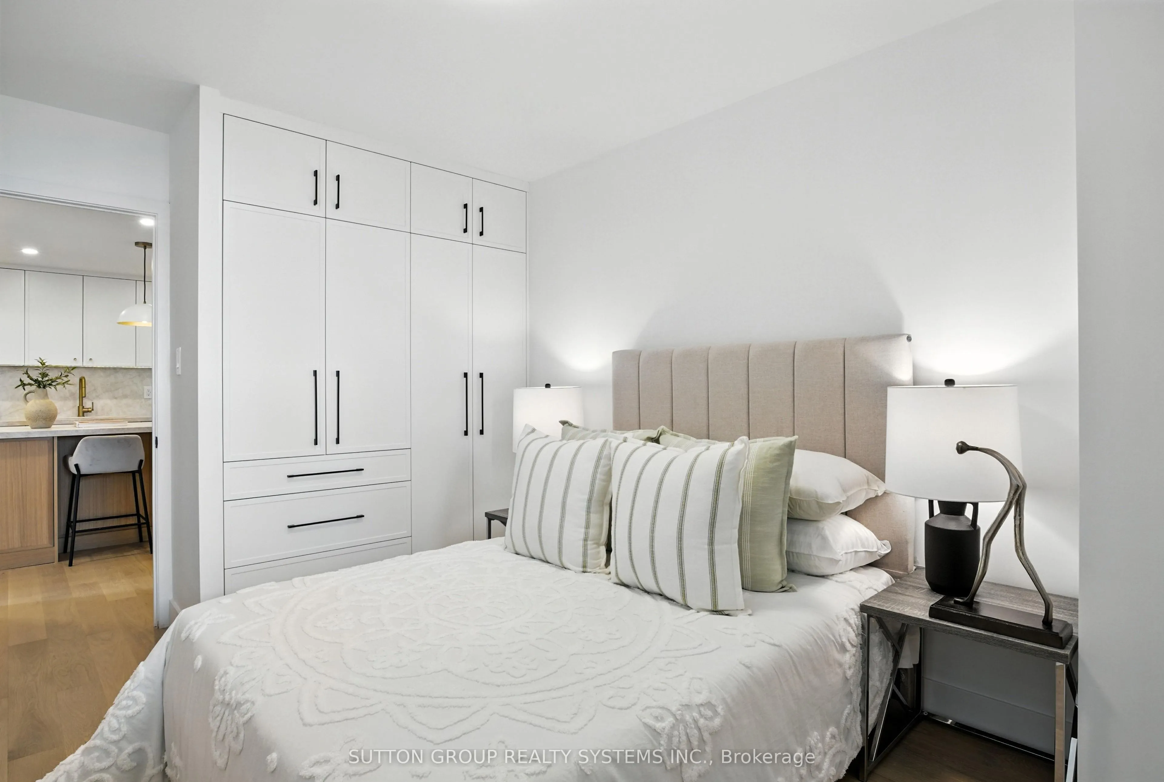 812 Burnhamthorpe Road, #907