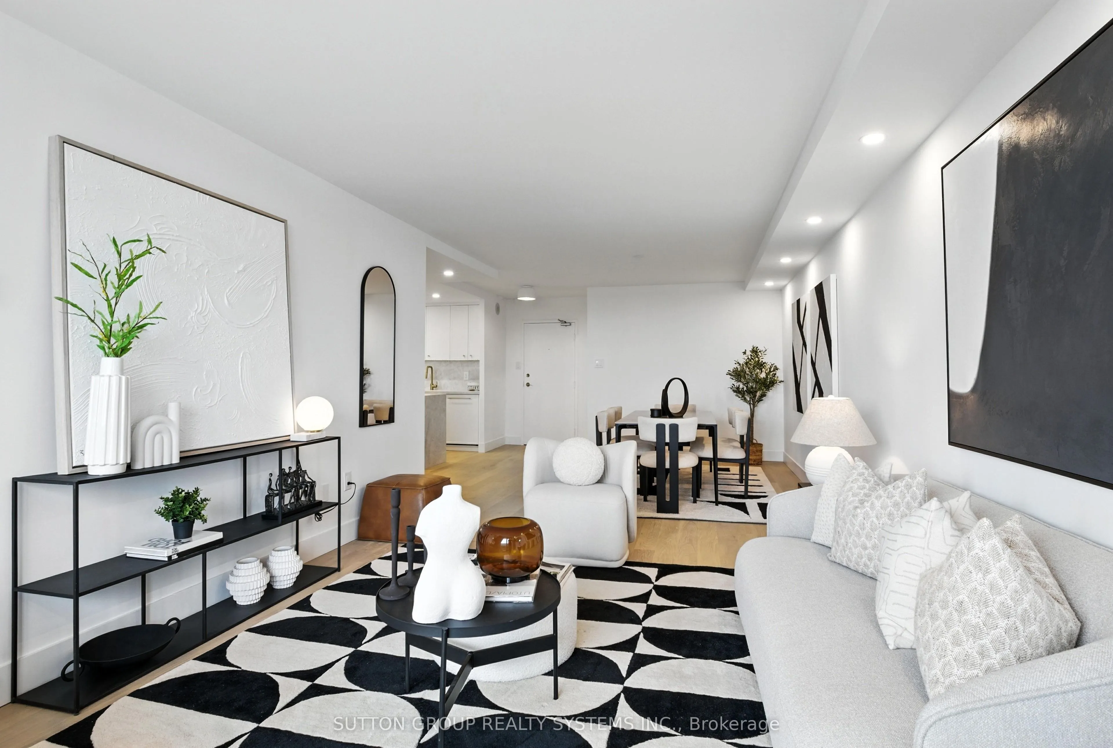 812 Burnhamthorpe Road, #907