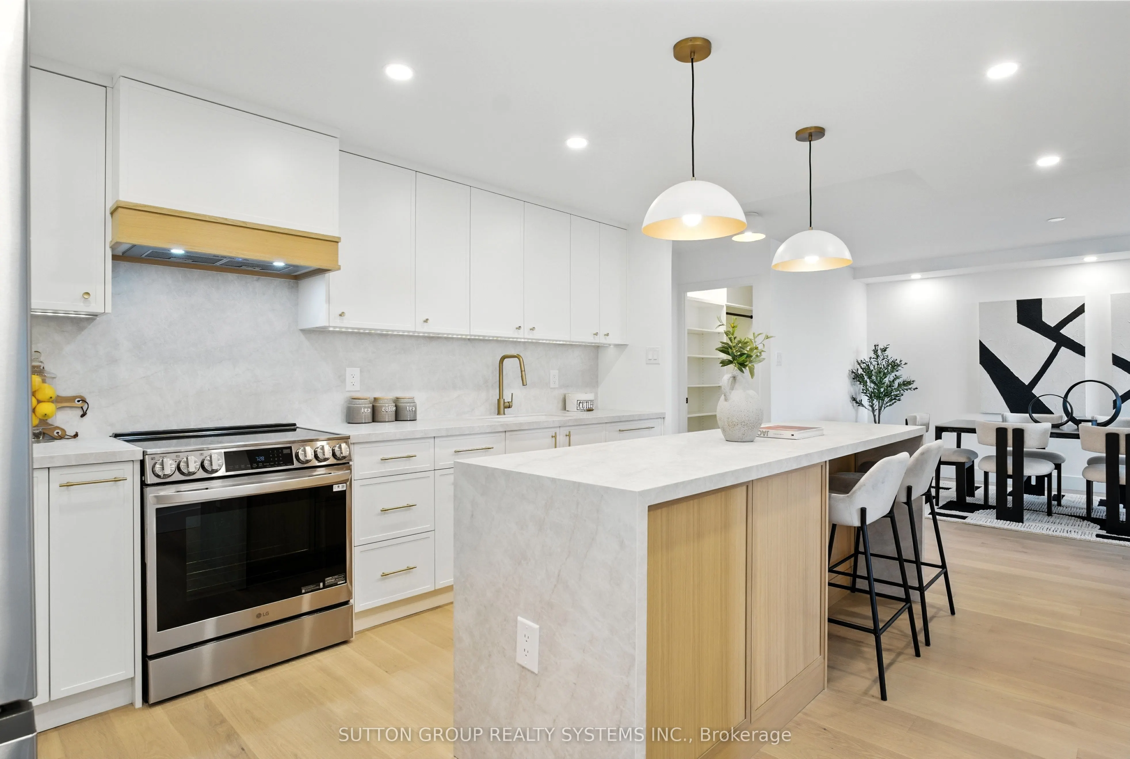 812 Burnhamthorpe Road, #907