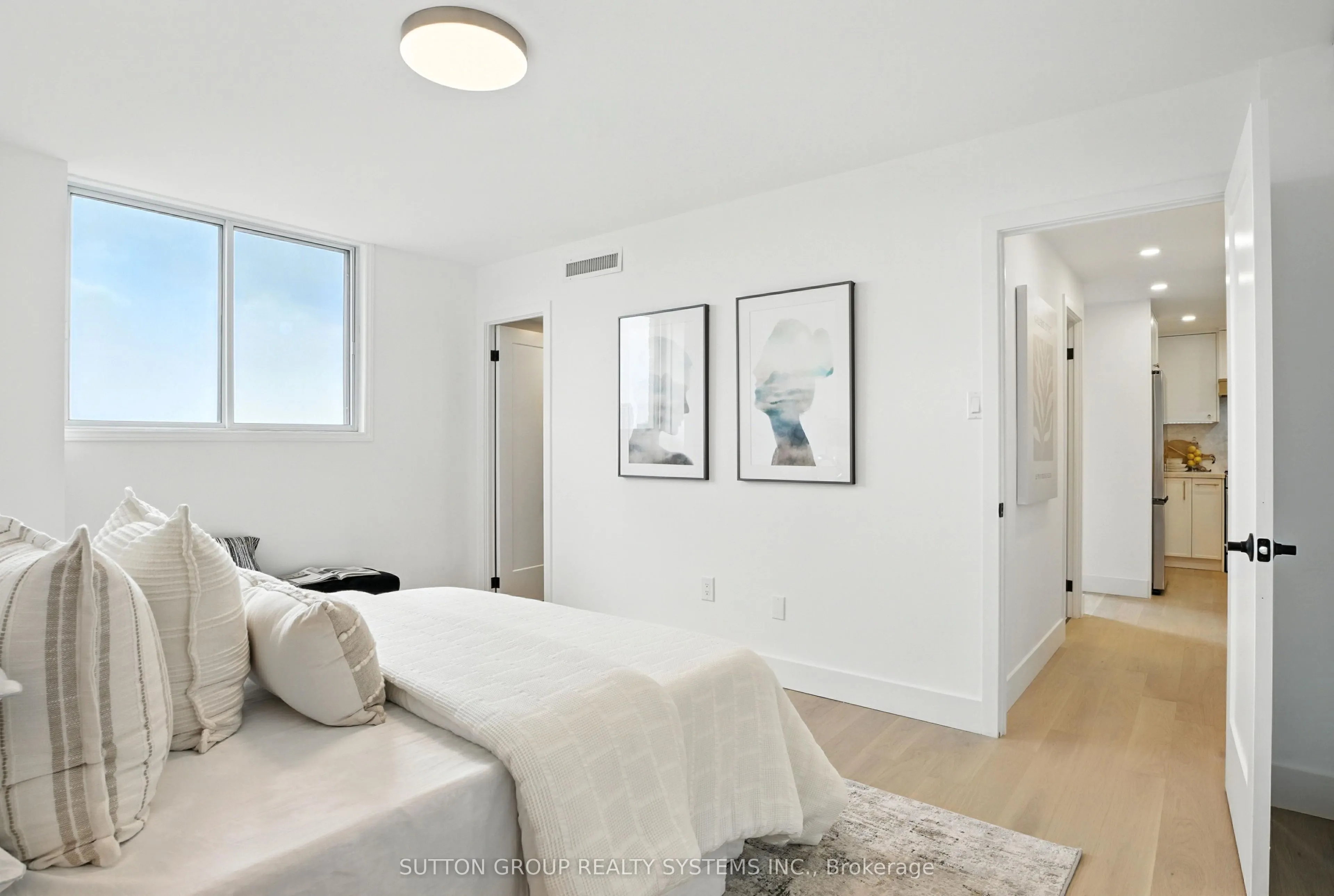 812 Burnhamthorpe Road, #907