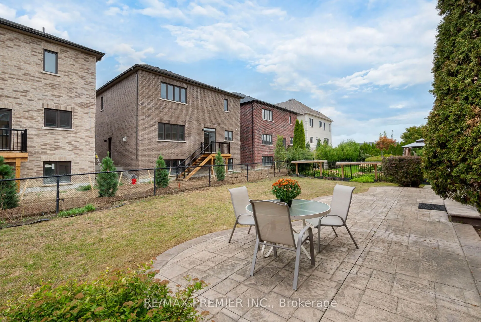 6 Donwoods Court