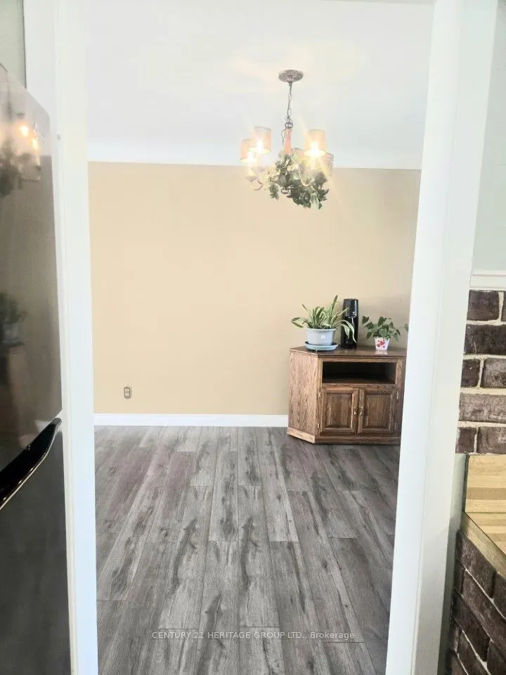 353 Cosburn Crescent