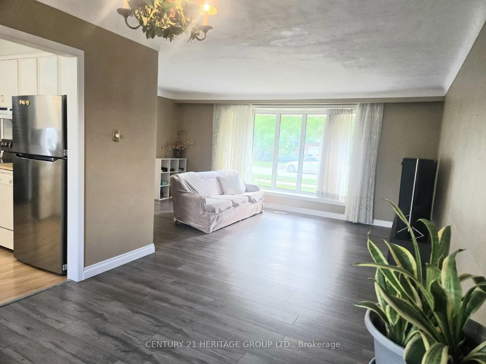 353 Cosburn Crescent