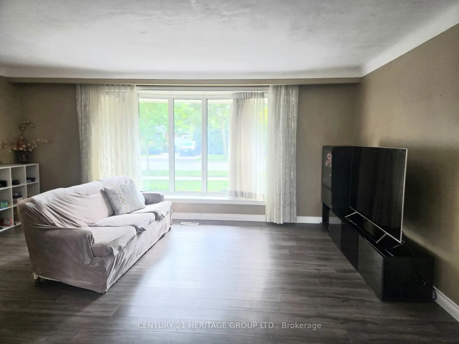 353 Cosburn Crescent