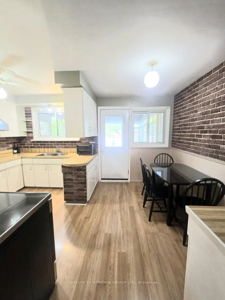 353 Cosburn Crescent
