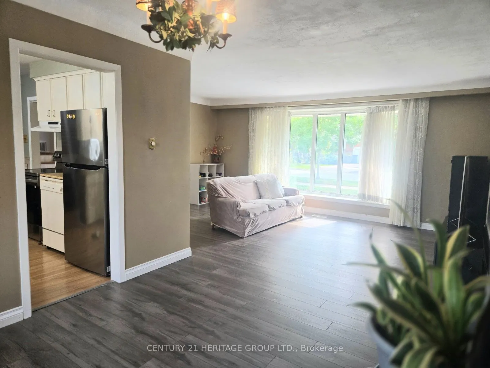 353 Cosburn Crescent
