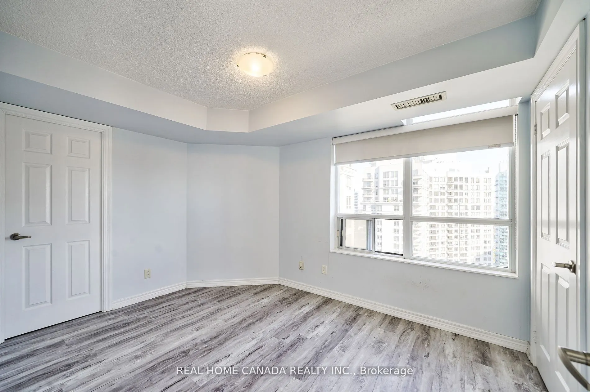 310 Burnhamthorpe Road W, #2811
