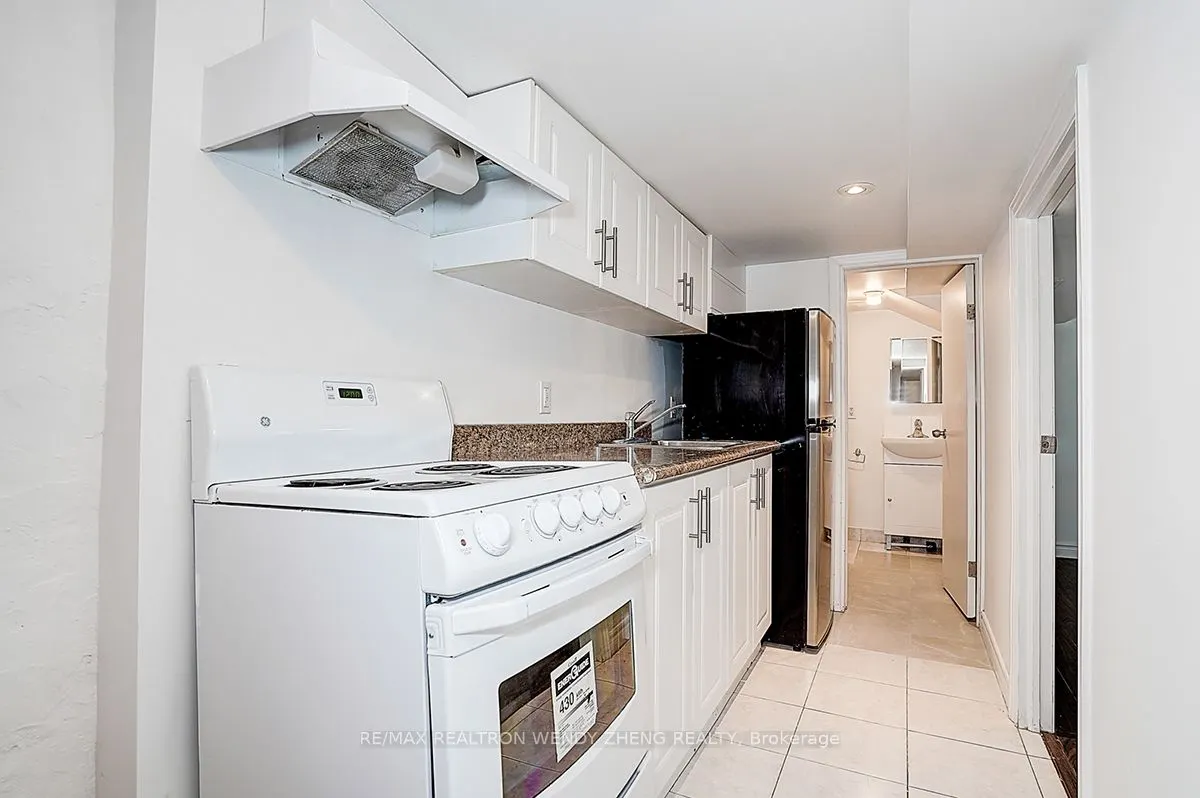 2179 Dundas Street W