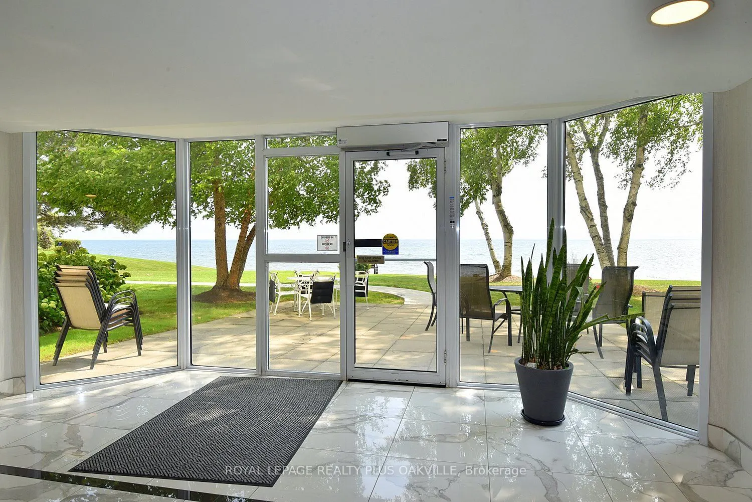 5280 Lakeshore Road, #404
