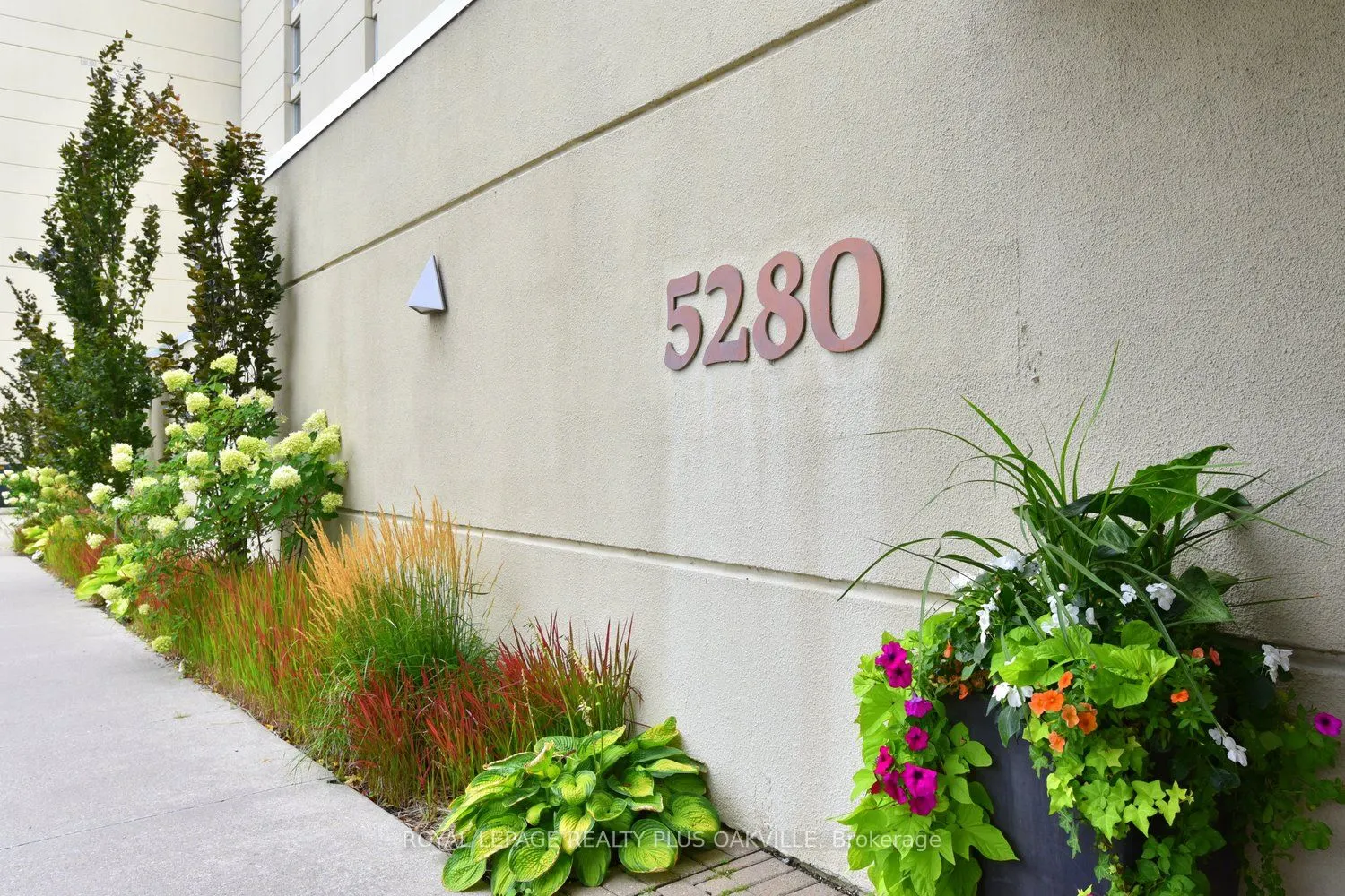 5280 Lakeshore Road, #404