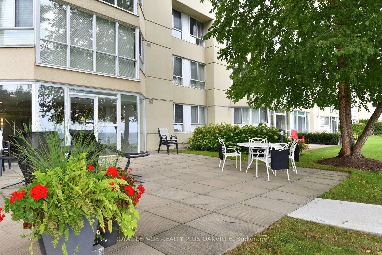 5280 Lakeshore Road, #404