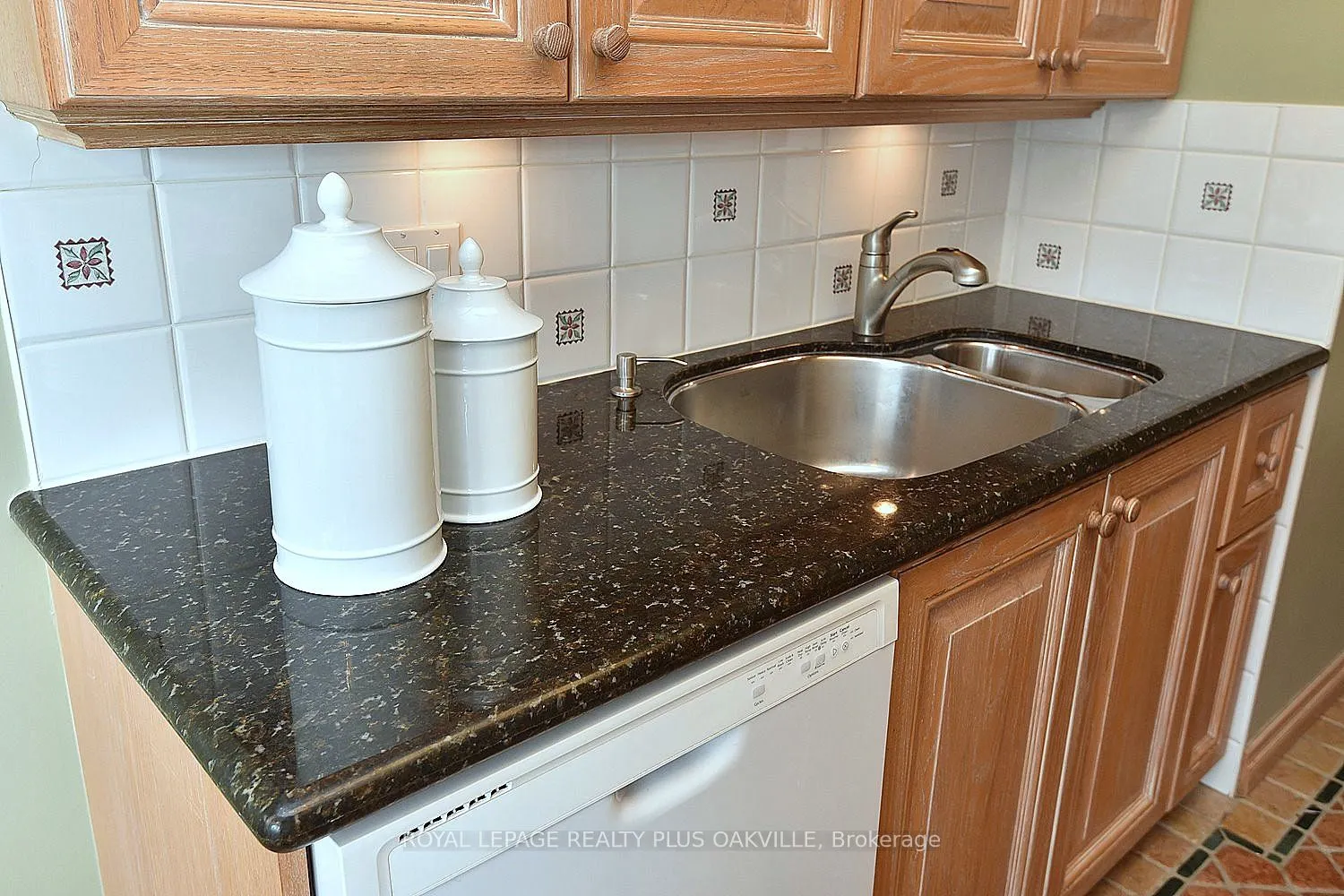 5280 Lakeshore Road, #404