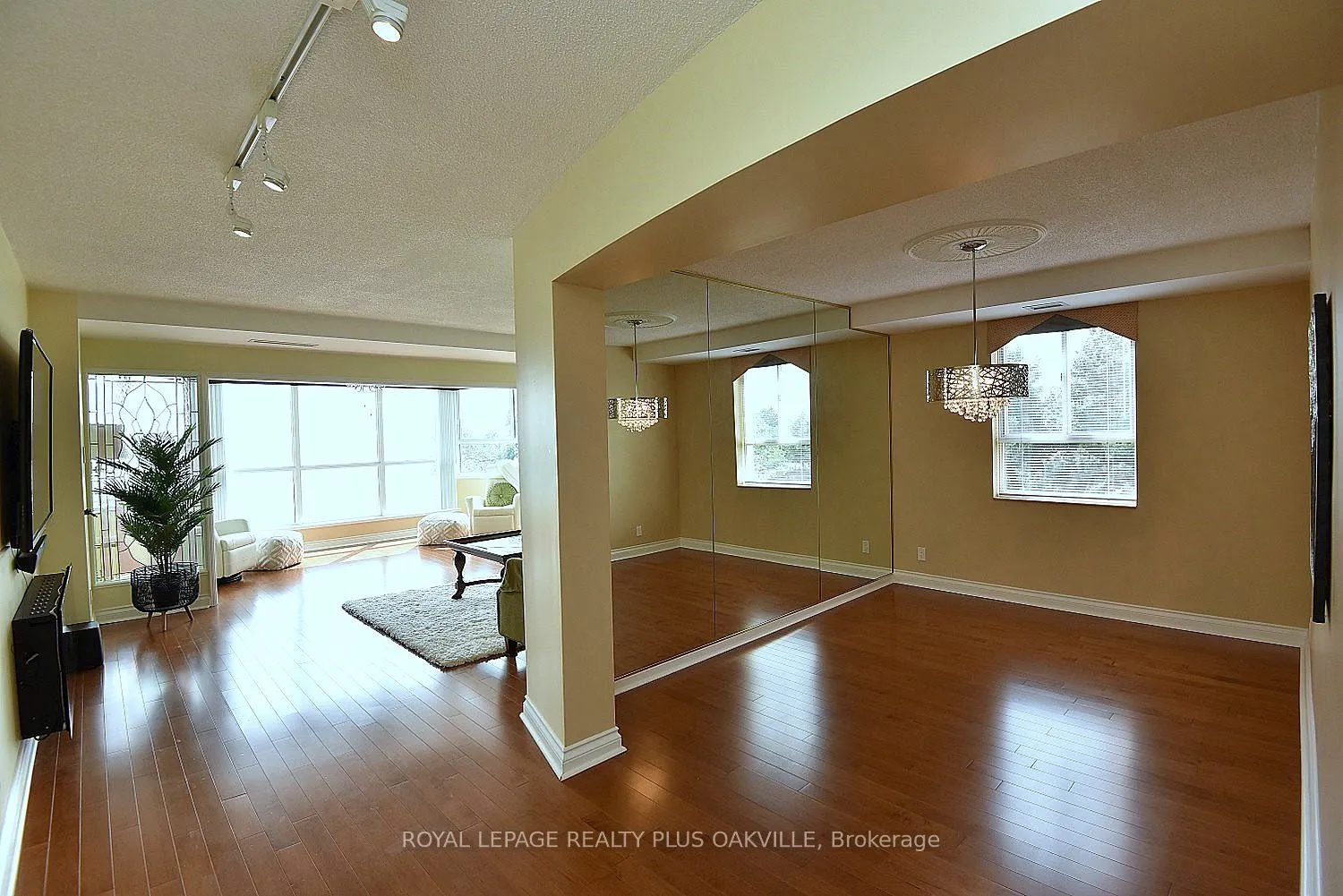 5280 Lakeshore Road, #404