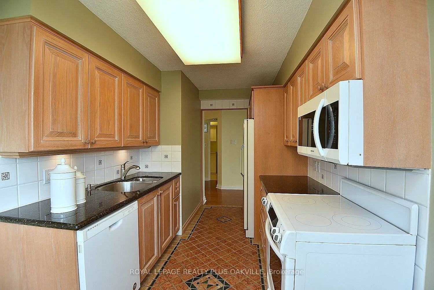 5280 Lakeshore Road, #404