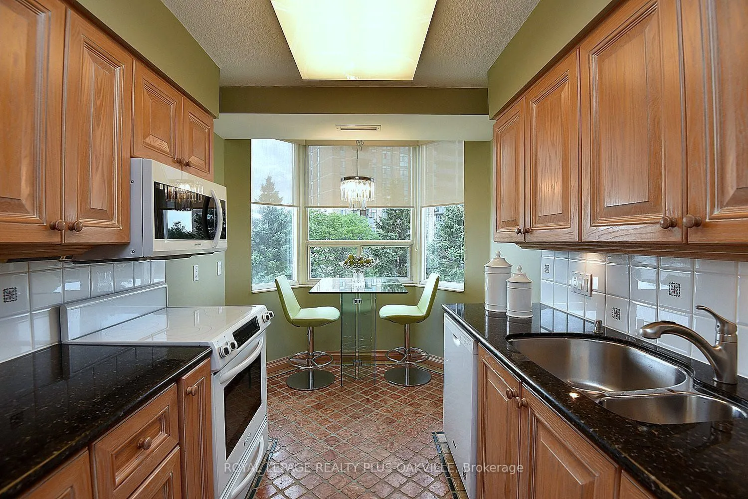 5280 Lakeshore Road, #404