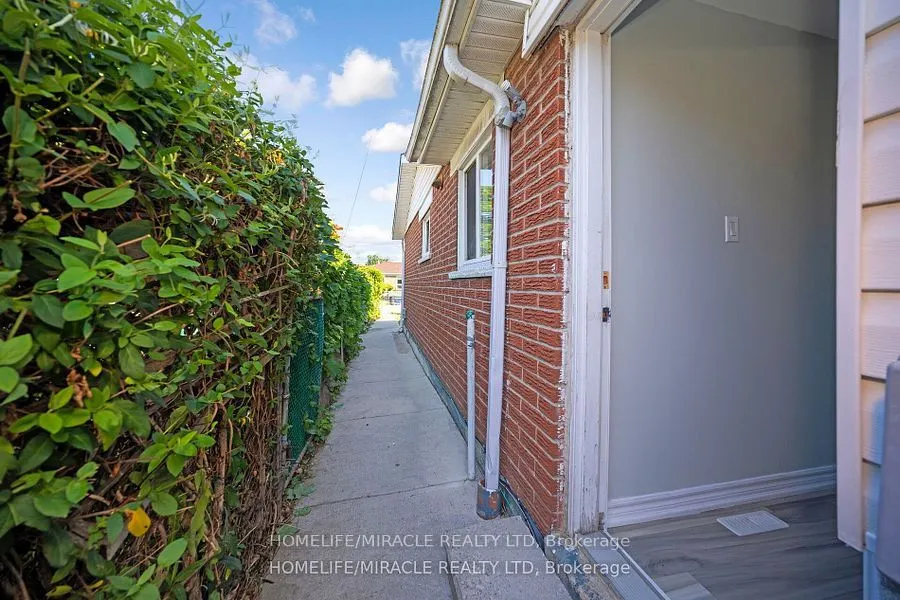3777 Woodruff Crescent