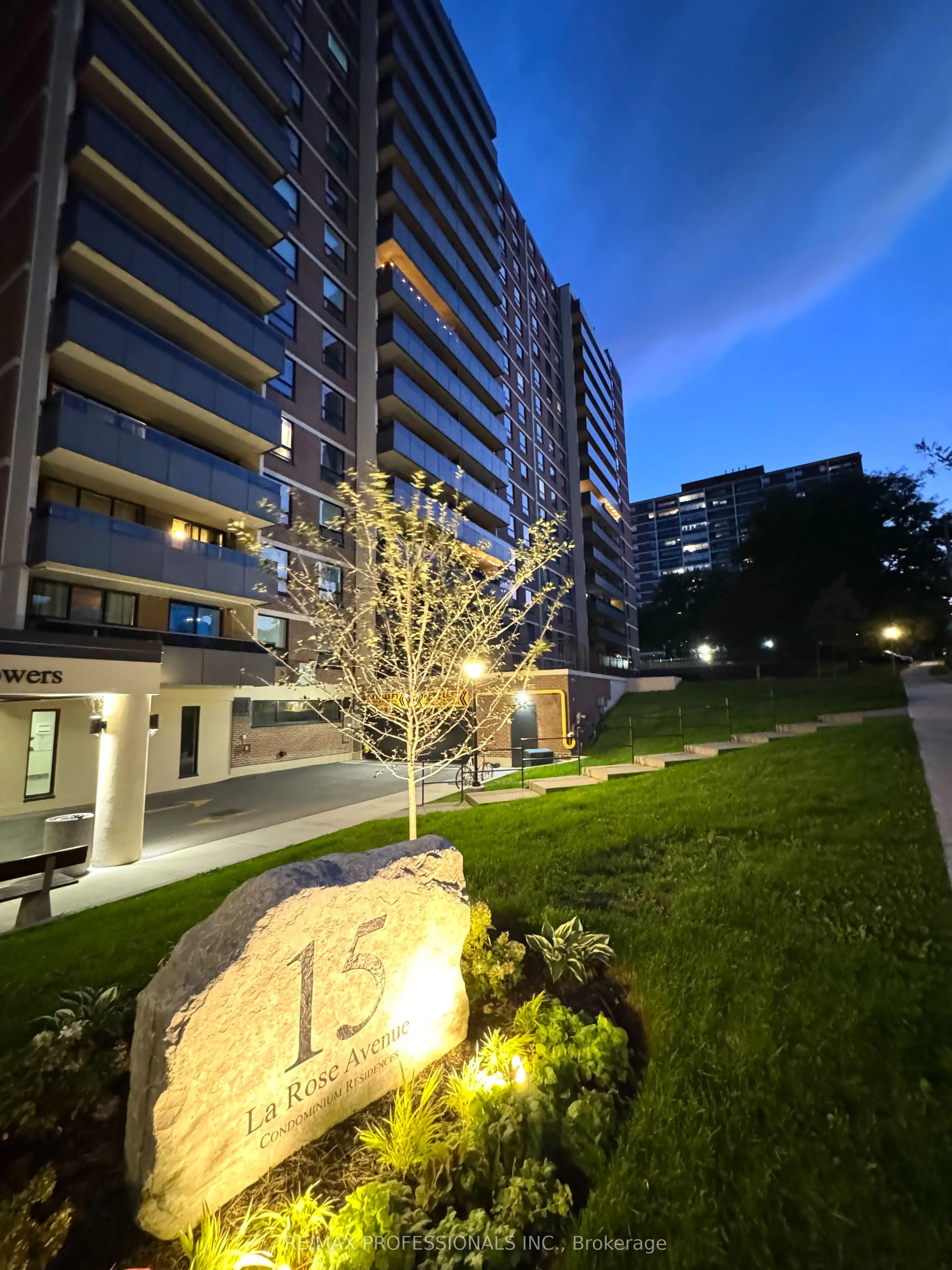 15 La Rose Avenue, #307