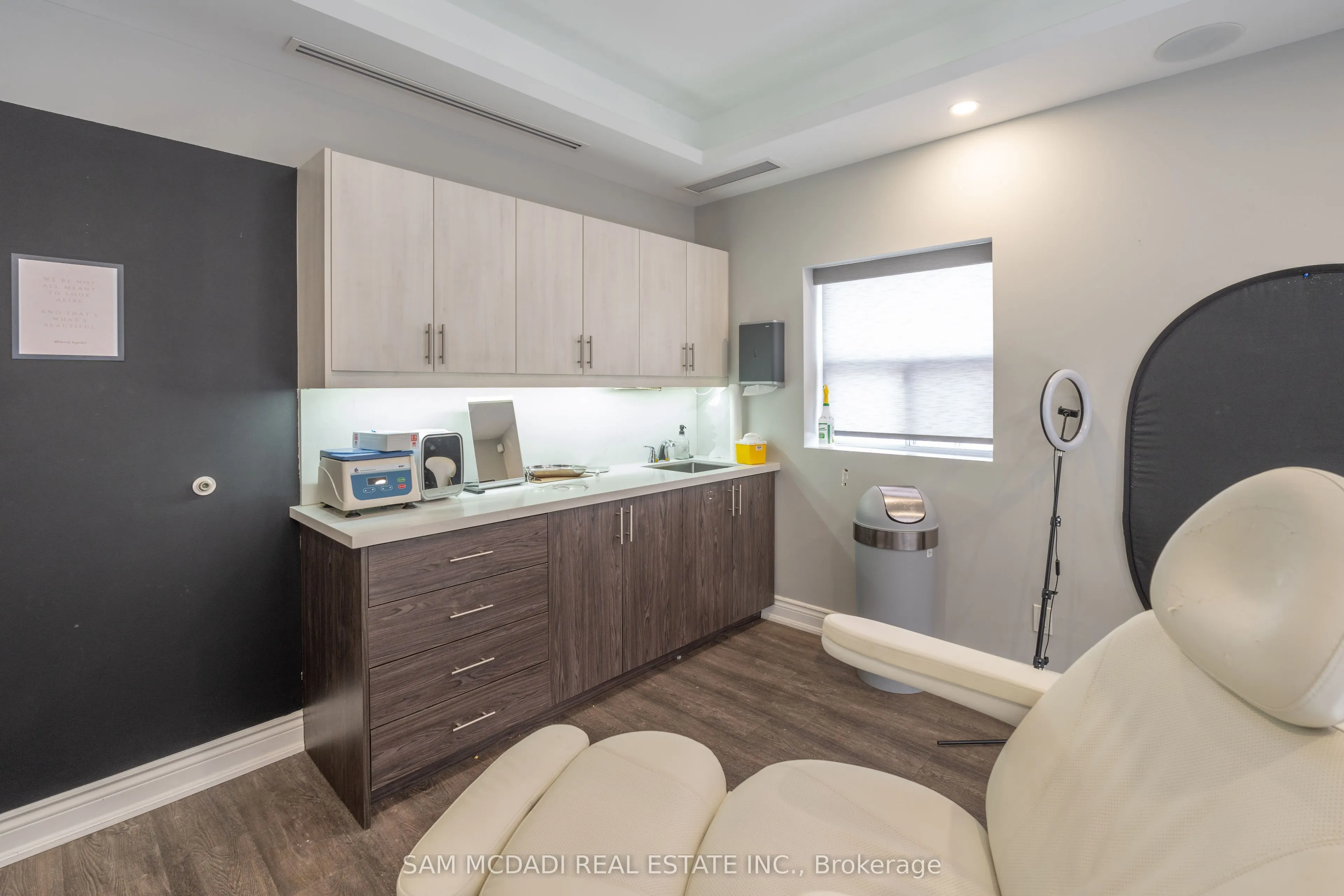 1651 Lakeshore Road W