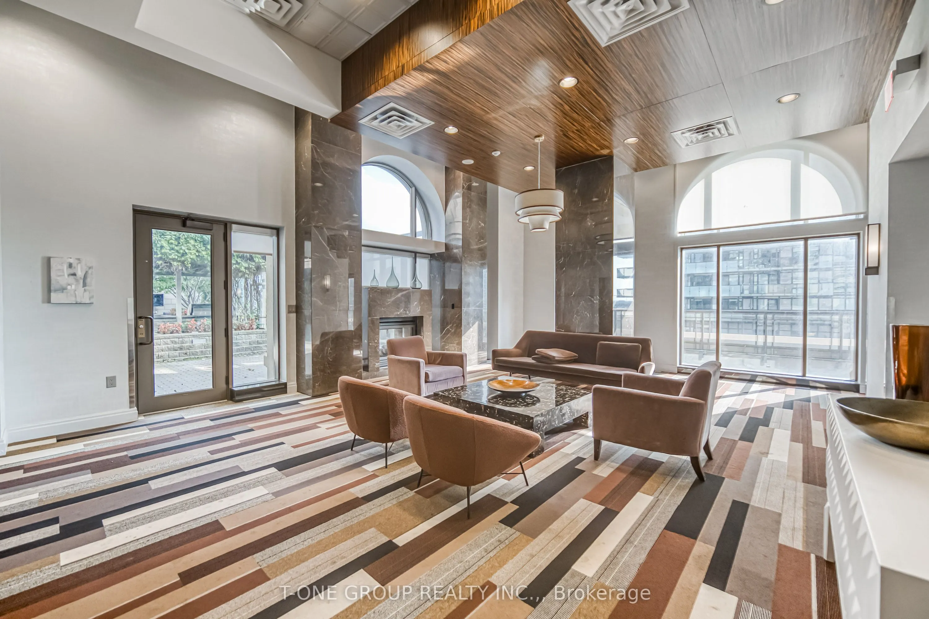 385 Prince Of Wales Drive, #702