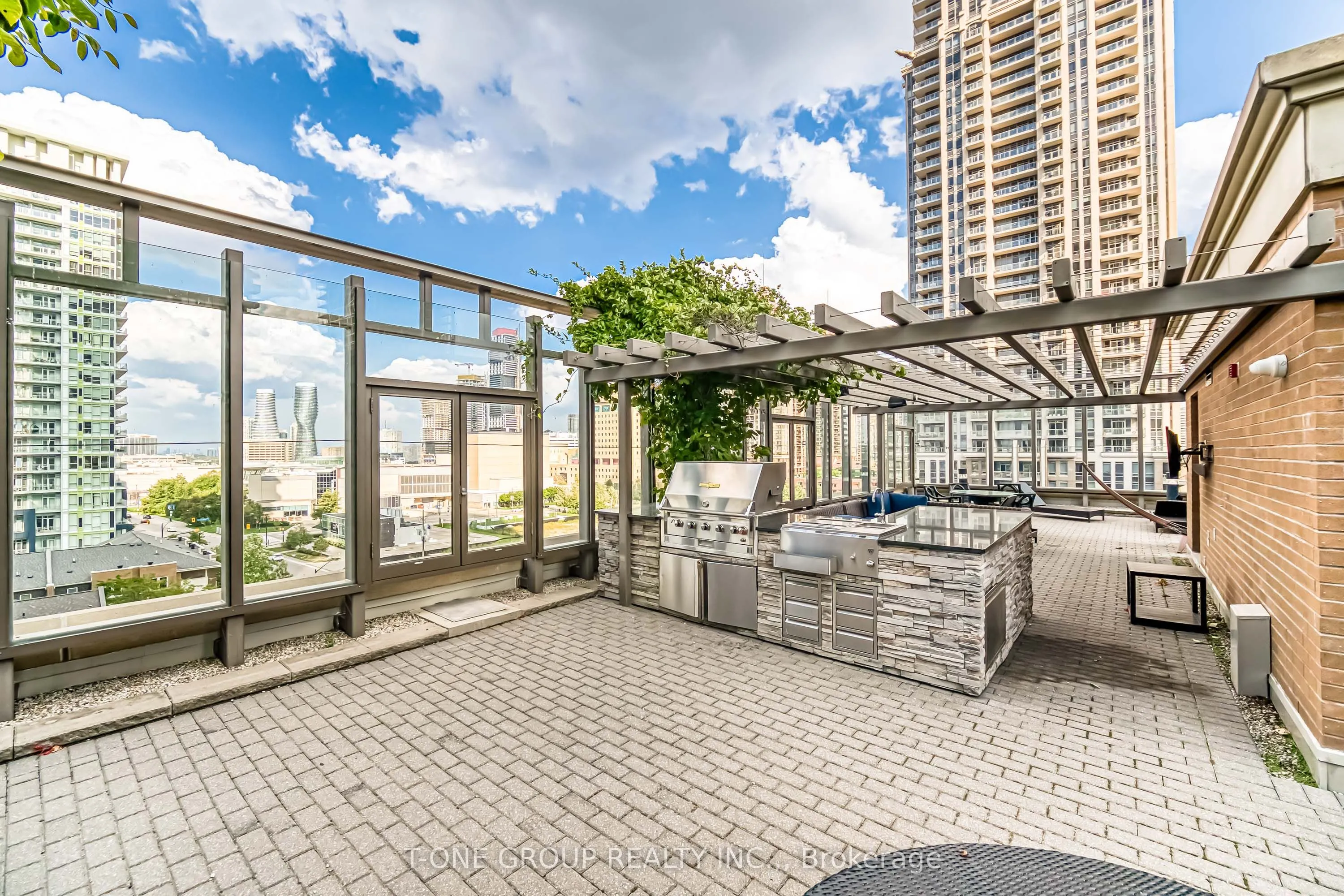 385 Prince Of Wales Drive, #702