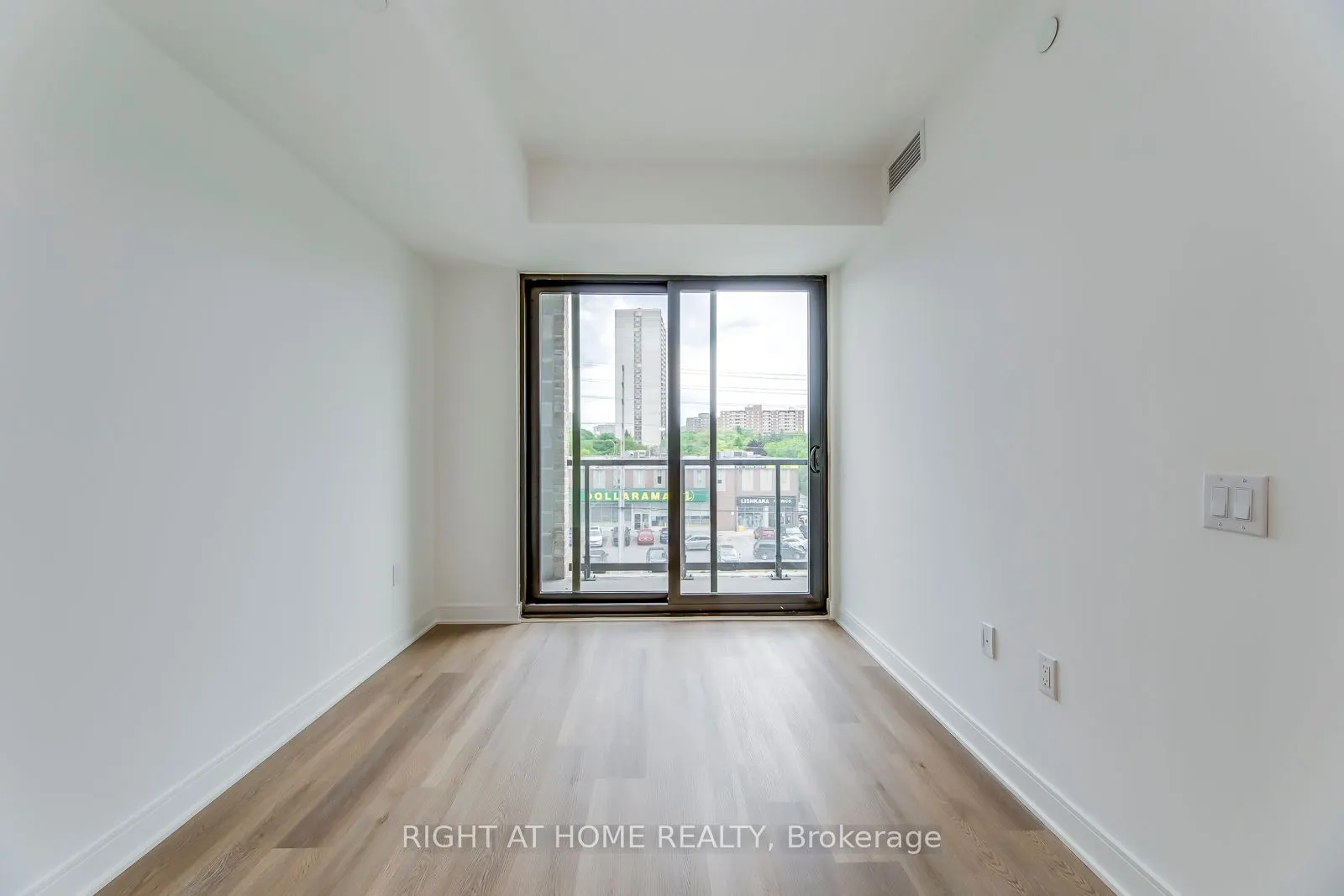 86 Dundas Street E, #304