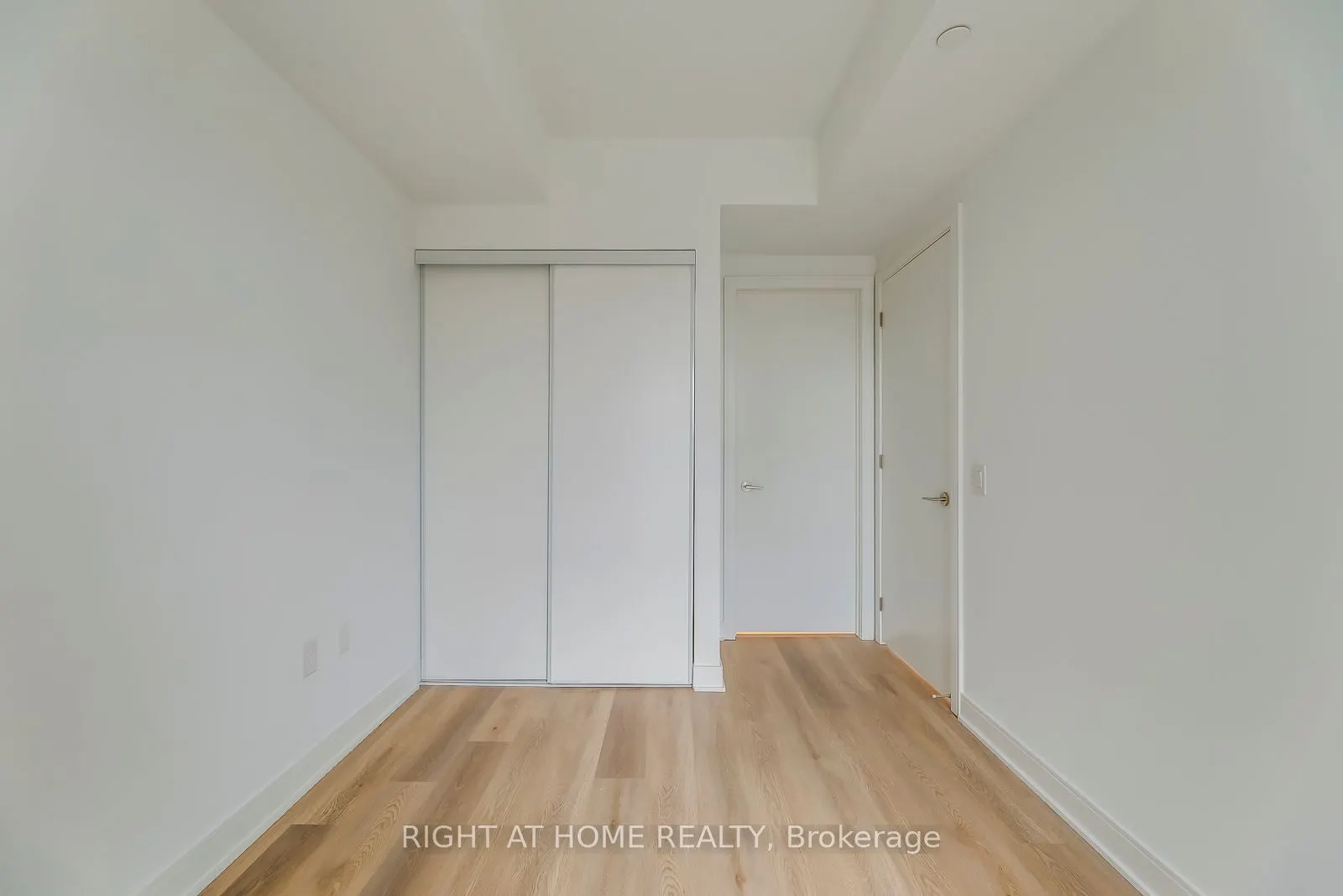86 Dundas Street E, #304