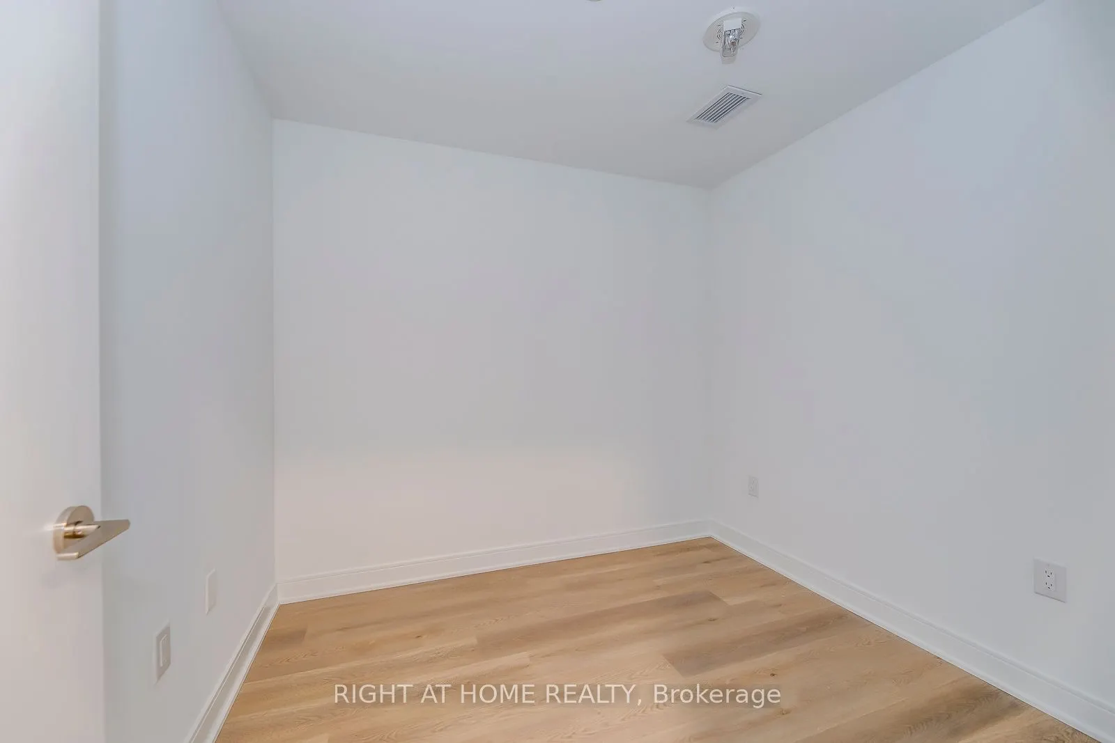 86 Dundas Street E, #304