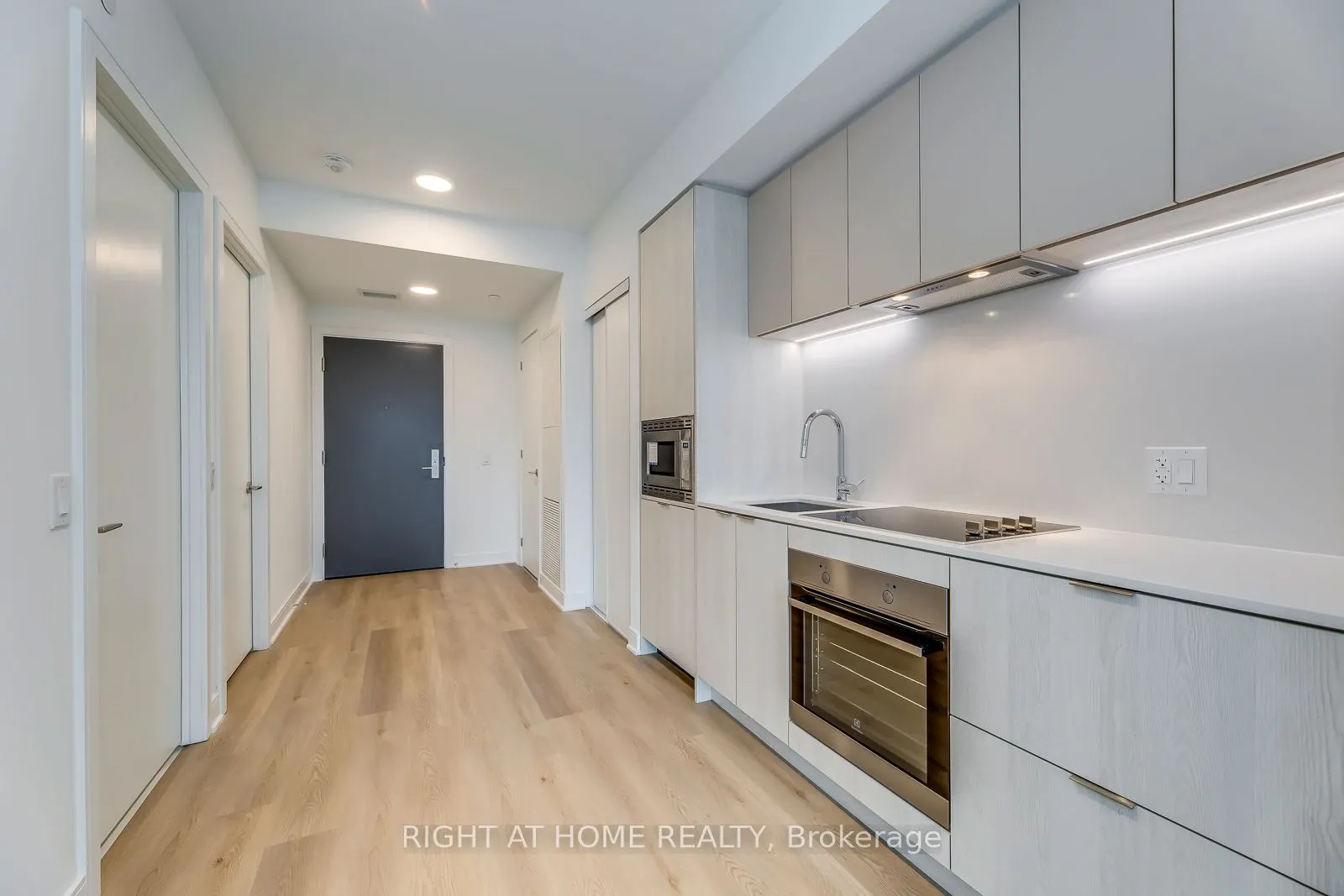 86 Dundas Street E, #304