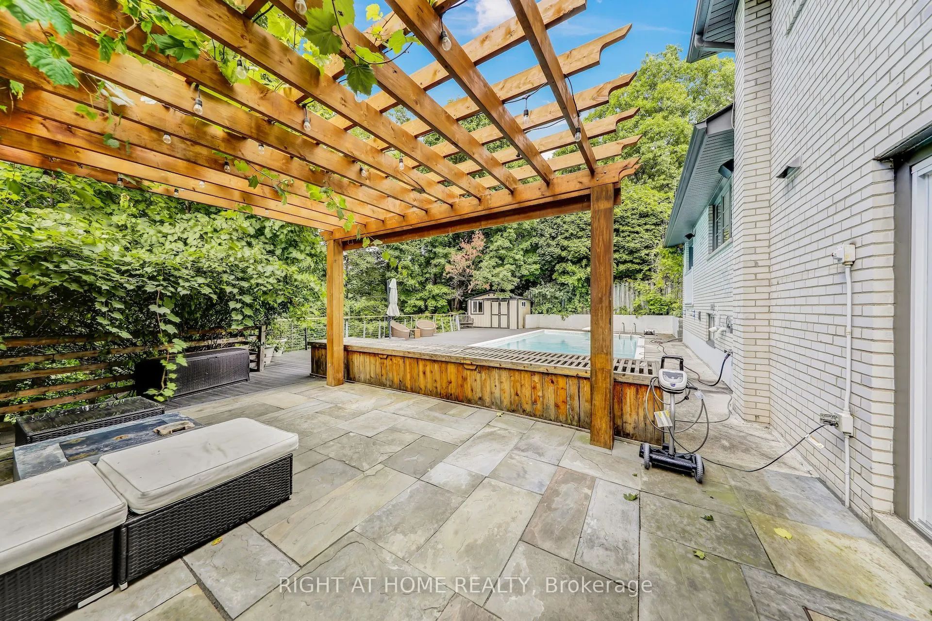 8 Hillavon Drive