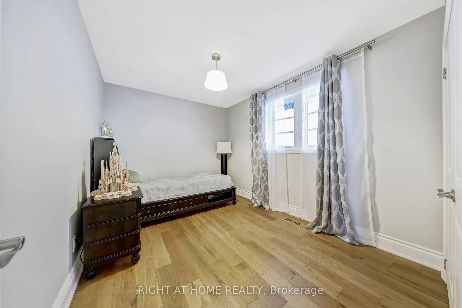 8 Hillavon Drive