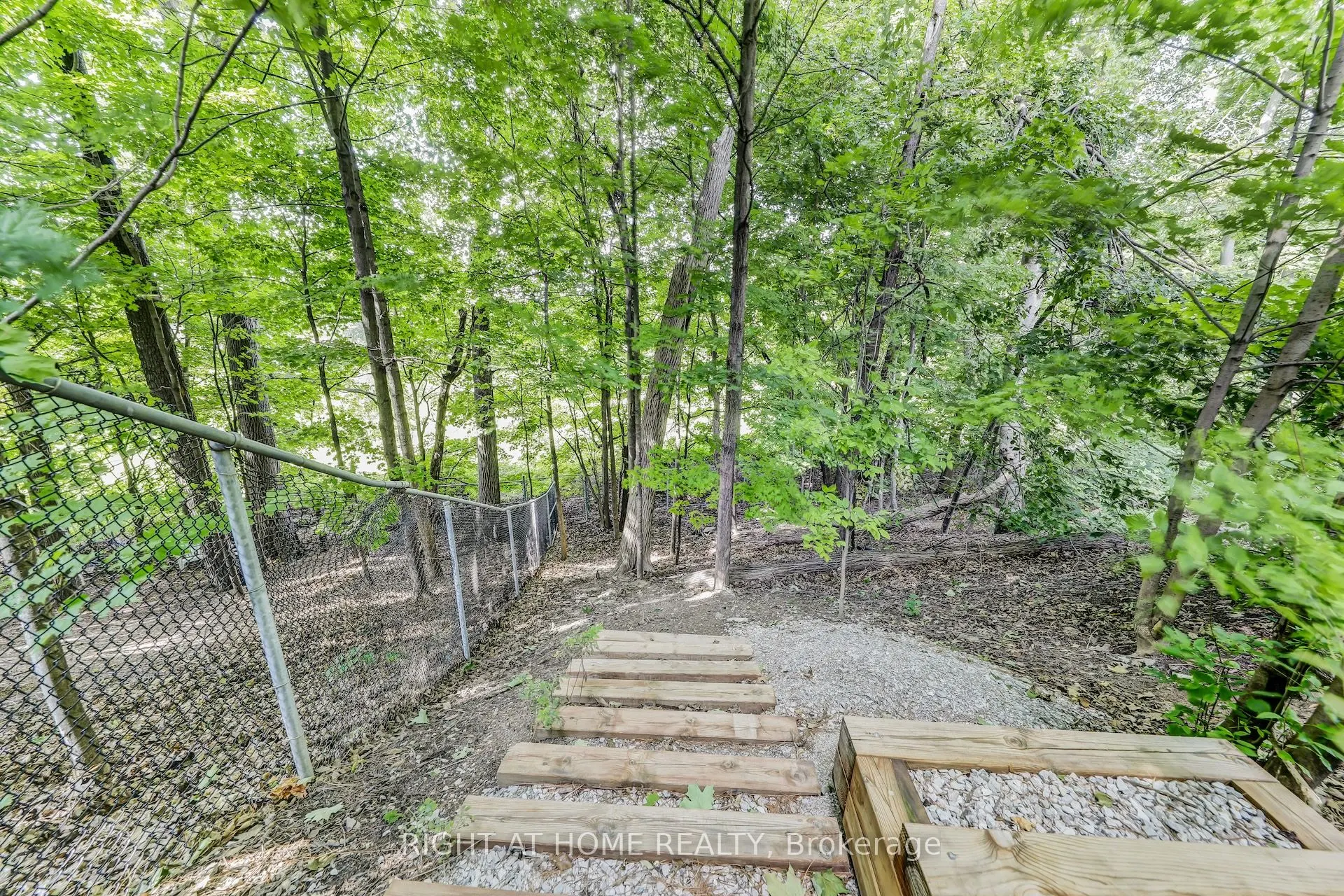 8 Hillavon Drive