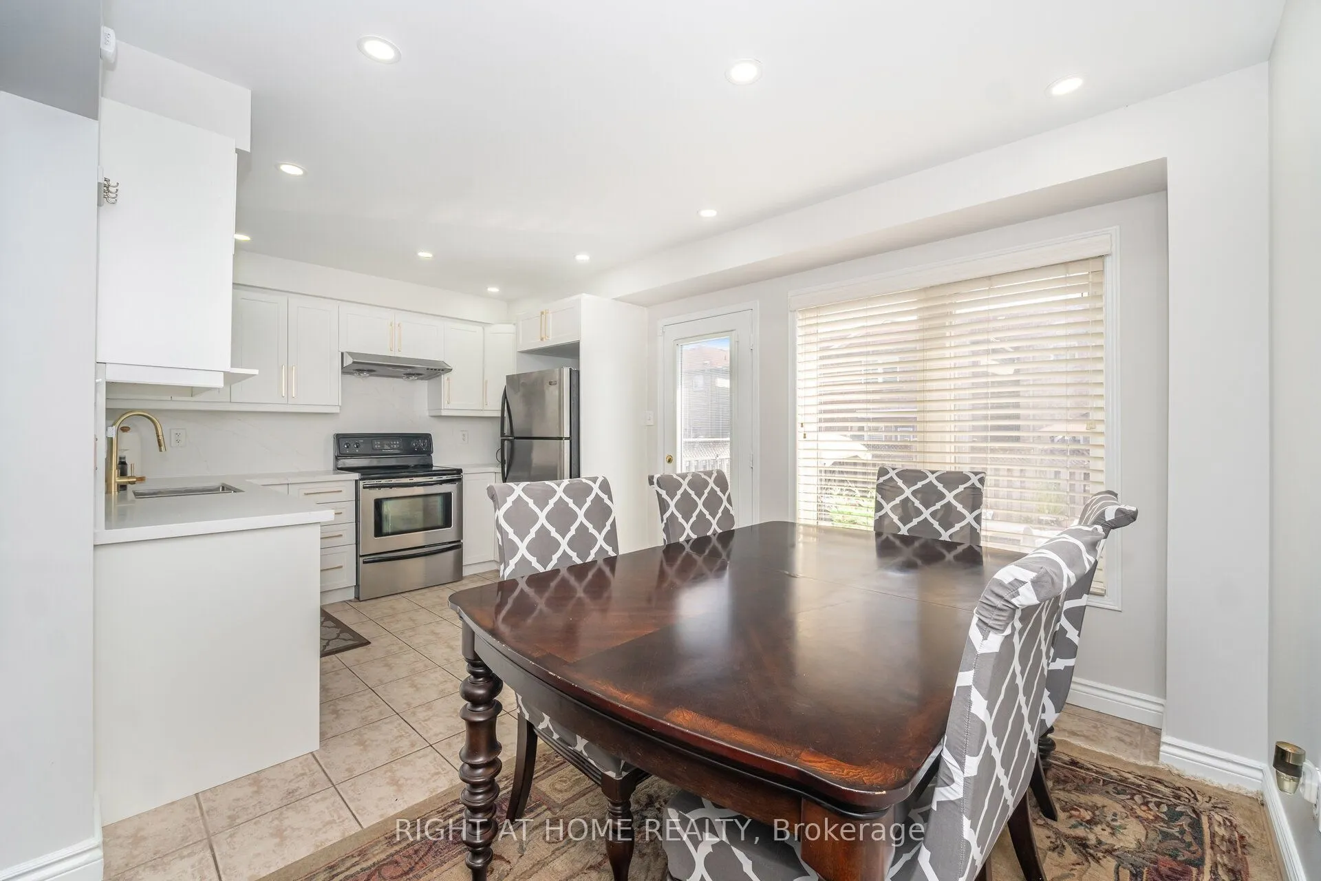 131 Crystal Glen Crescent
