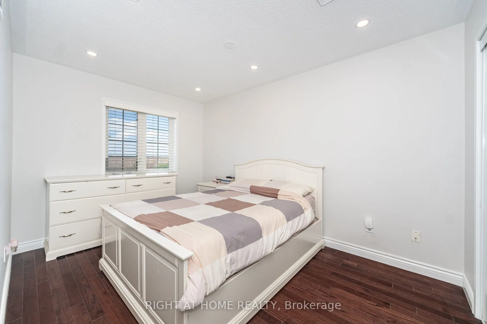 131 Crystal Glen Crescent
