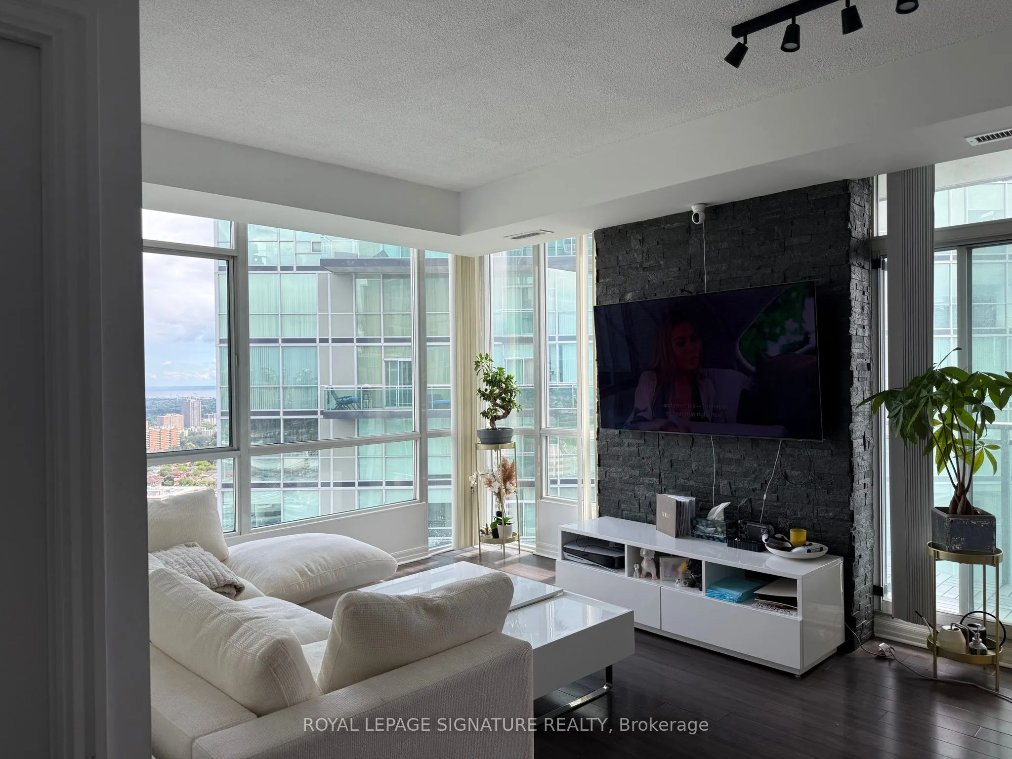 220 Burnhamthorpe Road, #3104