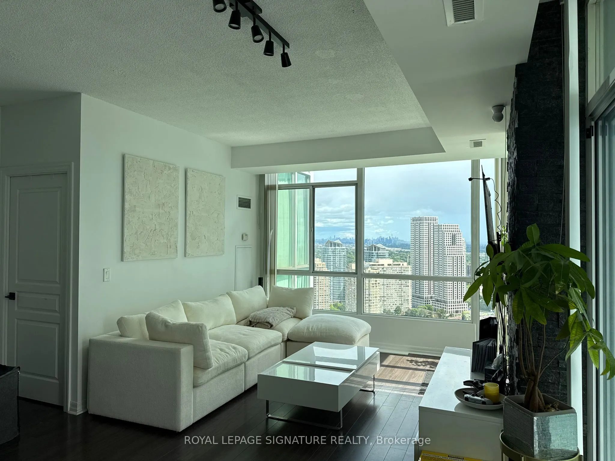 220 Burnhamthorpe Road, #3104