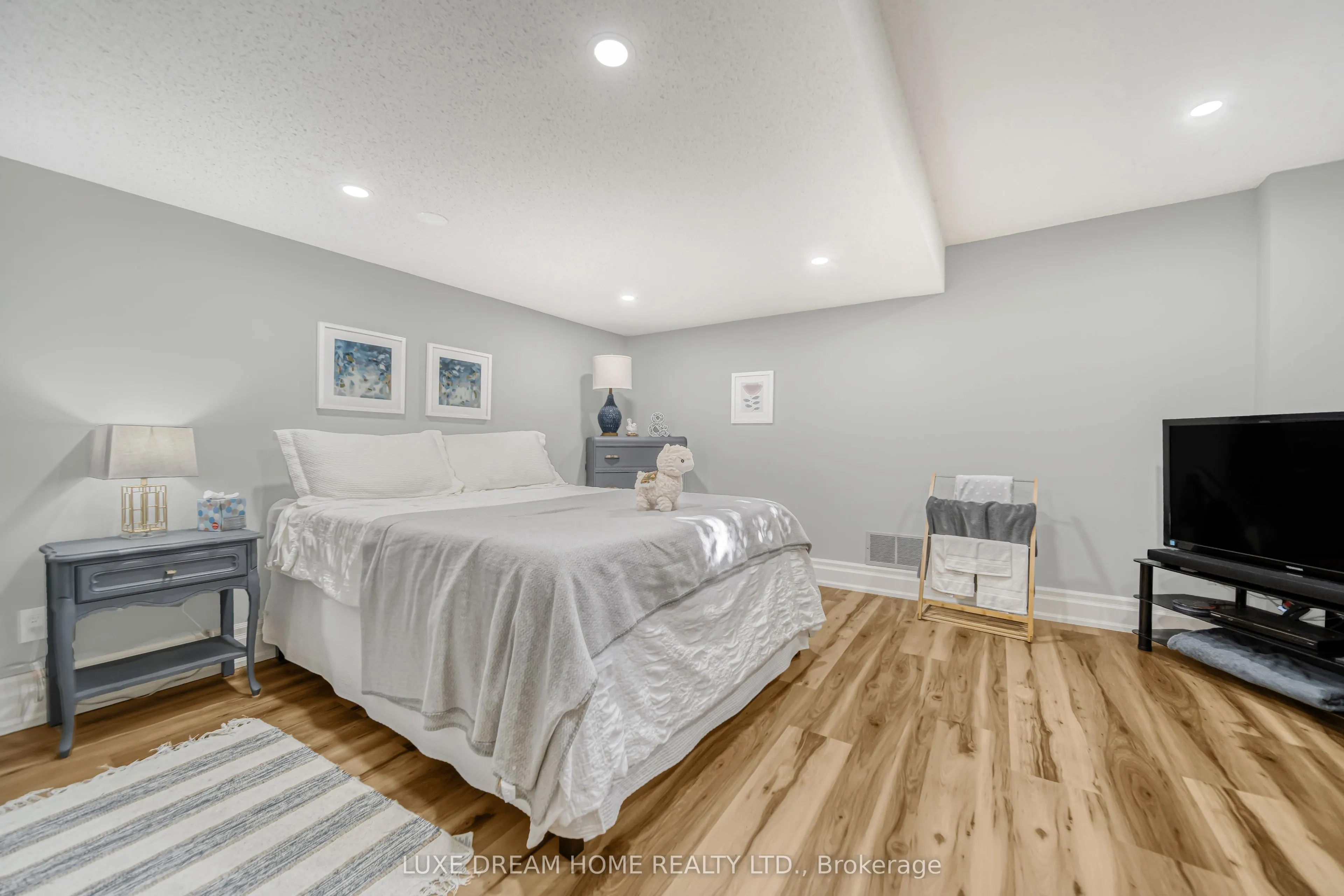 7038 Guelph Line