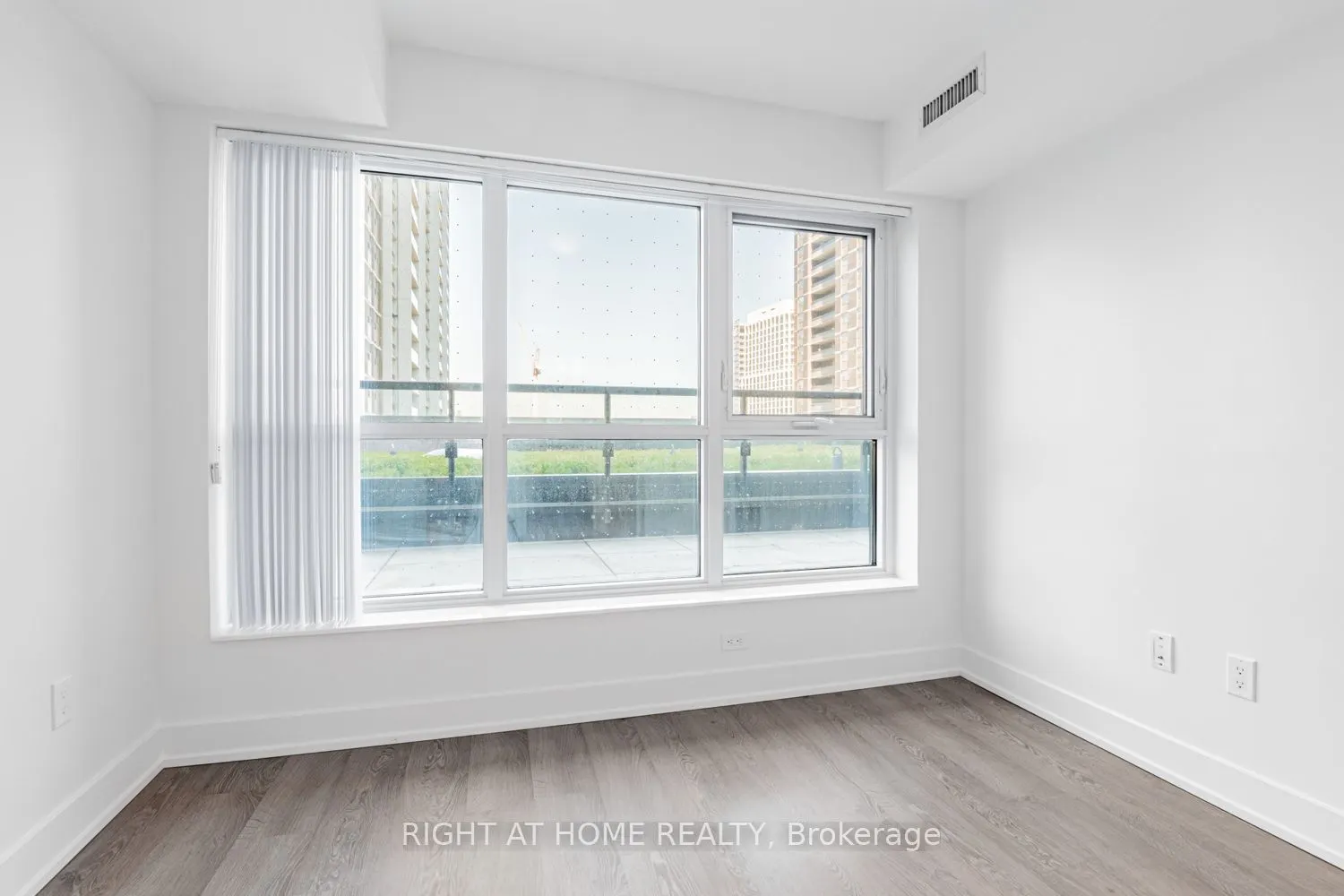 9 Mabelle Avenue, #318