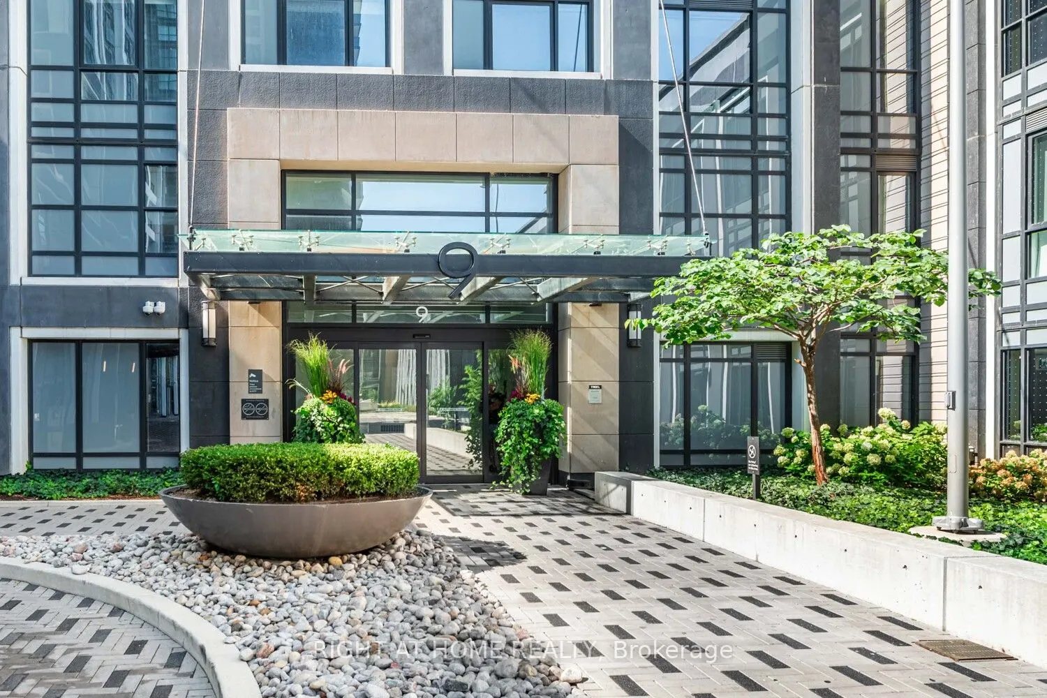 9 Mabelle Avenue, #318